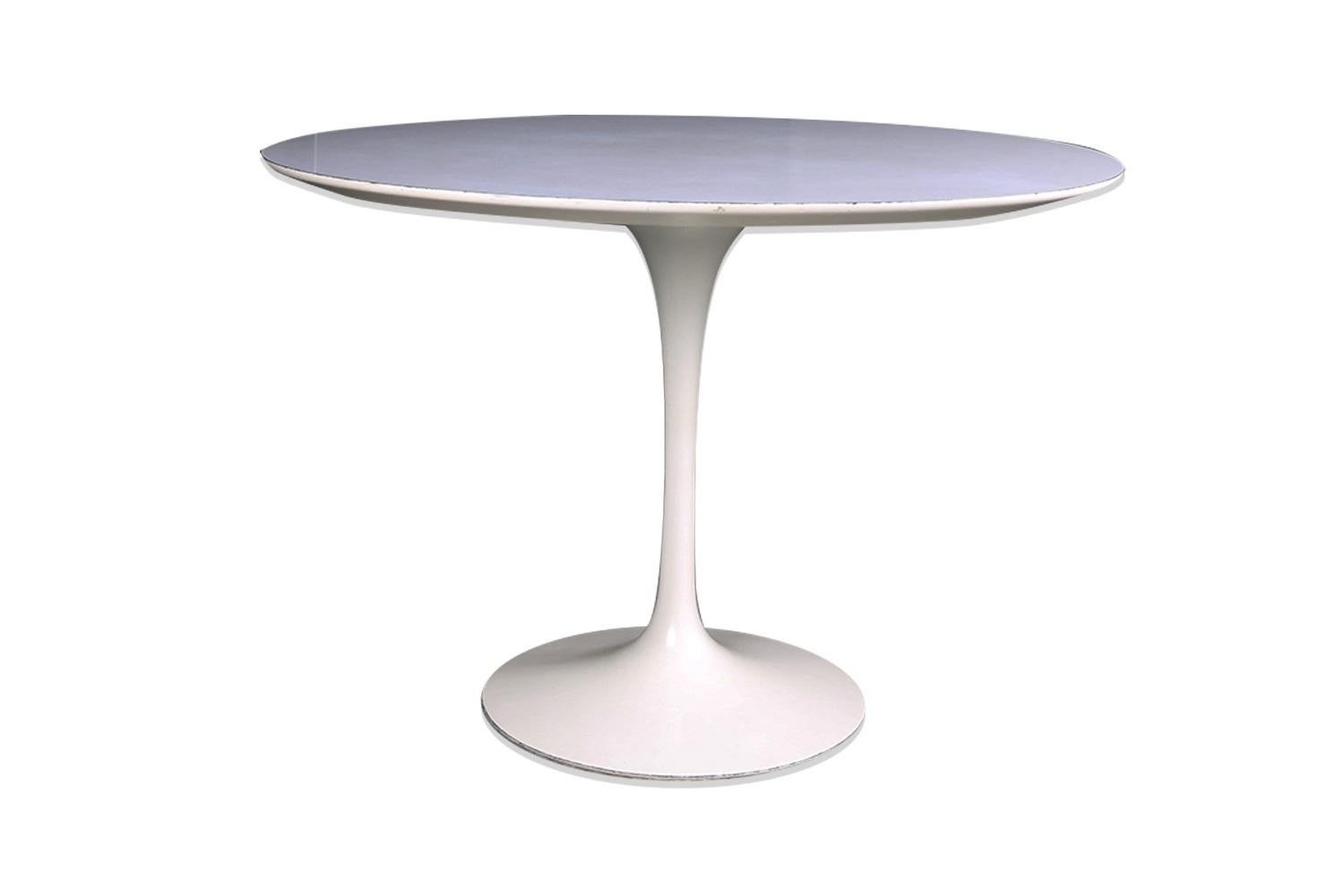 Mid-Century Modern Knoll Mid Century Original Vintage Round Saarinen Tulip Table For Sale