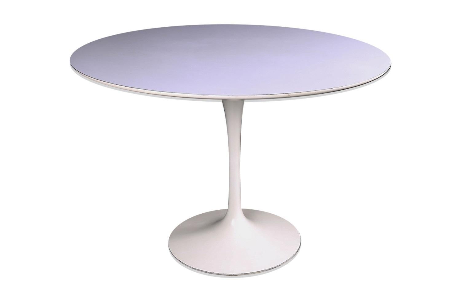 Aluminium Table Tulipe Saarinen ronde originale de Knoll du milieu du siècle dernier en vente