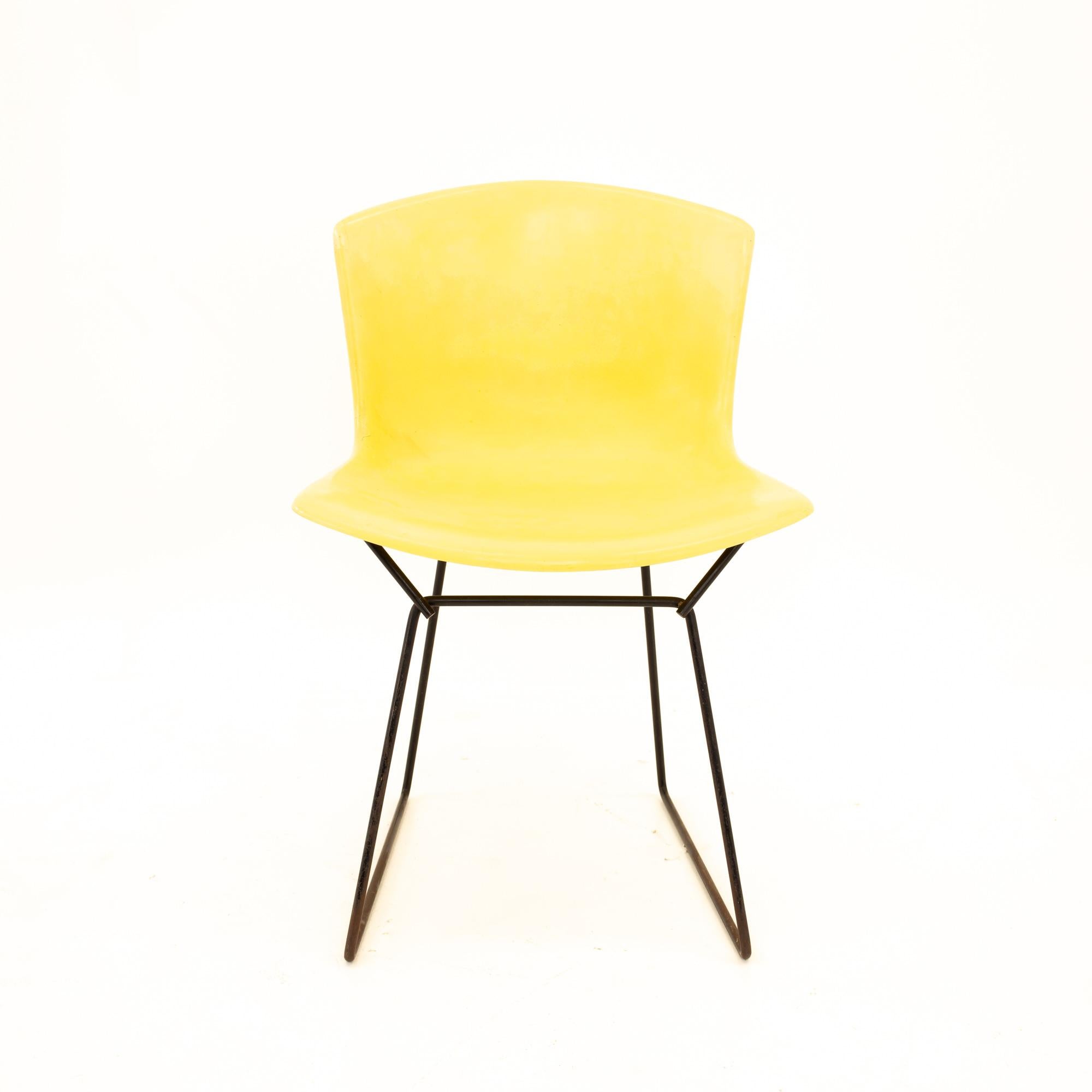 Knoll Mid Century Yellow Fiberglass Side Chair, Pair In Good Condition For Sale In Countryside, IL