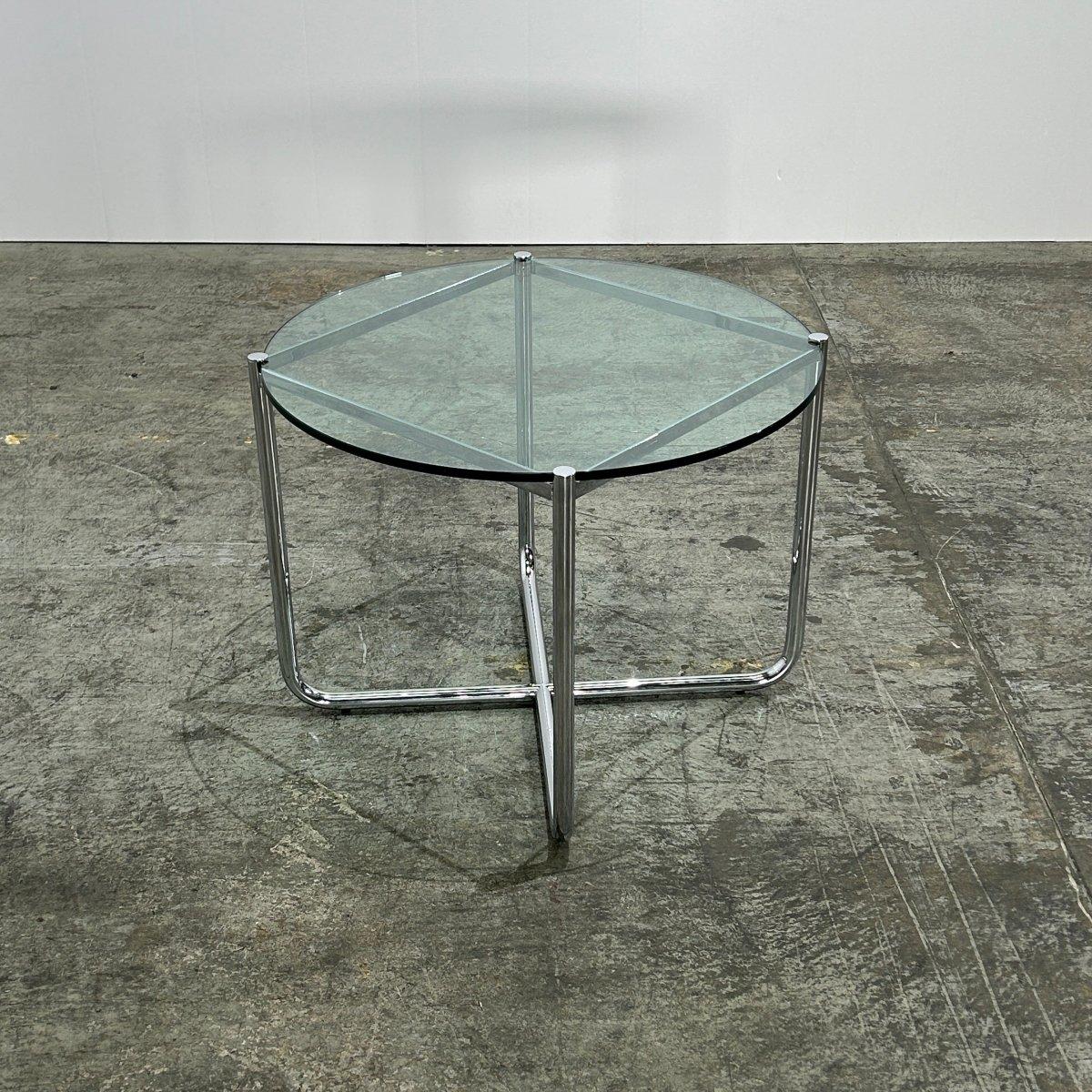 Ti presentiamo il tavolo basso in vetro MR di Knoll, un'aggiunta straordinaria a qualsiasi spazio abitativo moderno. Realizzato con materiali di altissima qualità, questo tavolo presenta un design elegante e a basso profilo che emana raffinatezza ed
