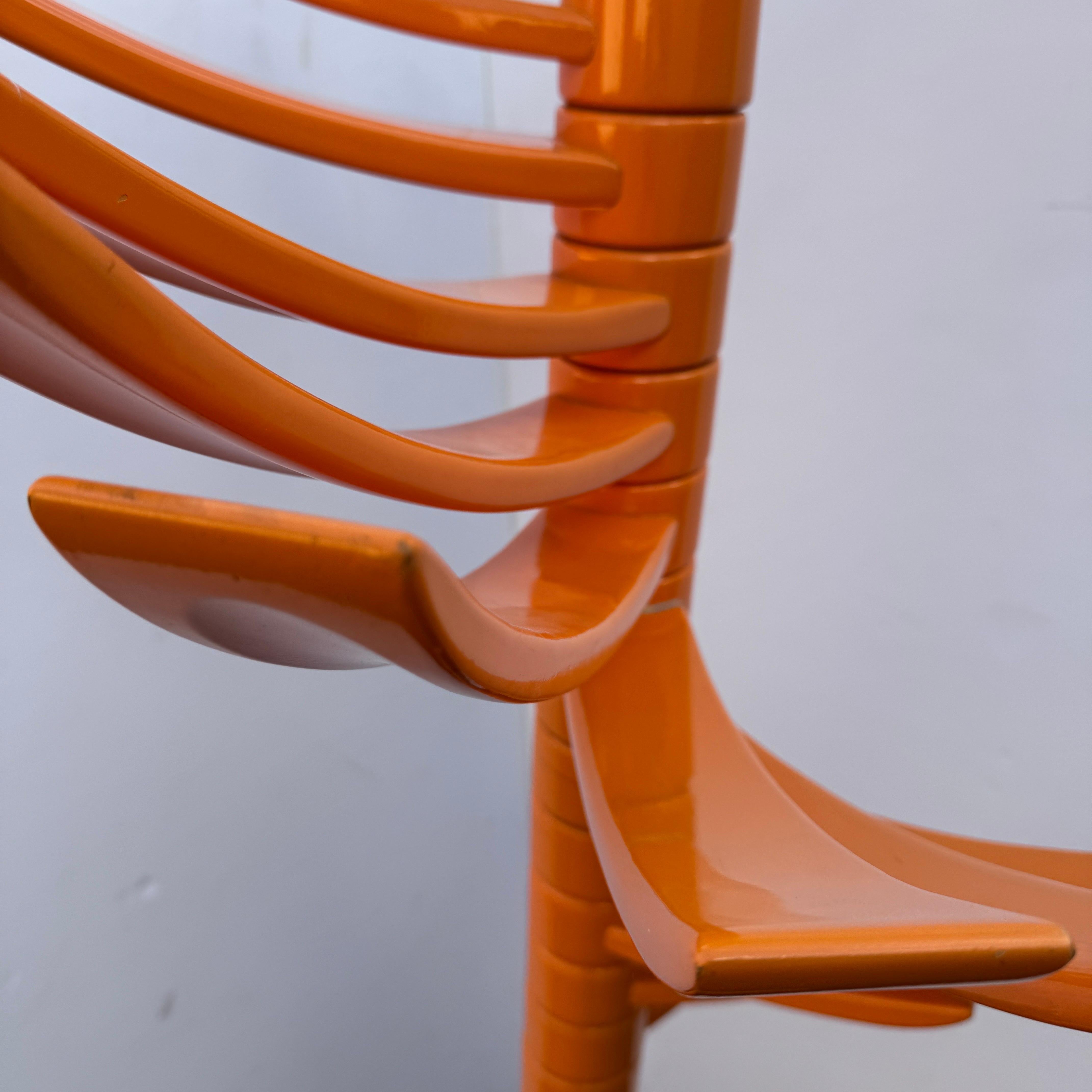 KNOLL Escultura de Madera Lacada Naranja Perchero en venta 3