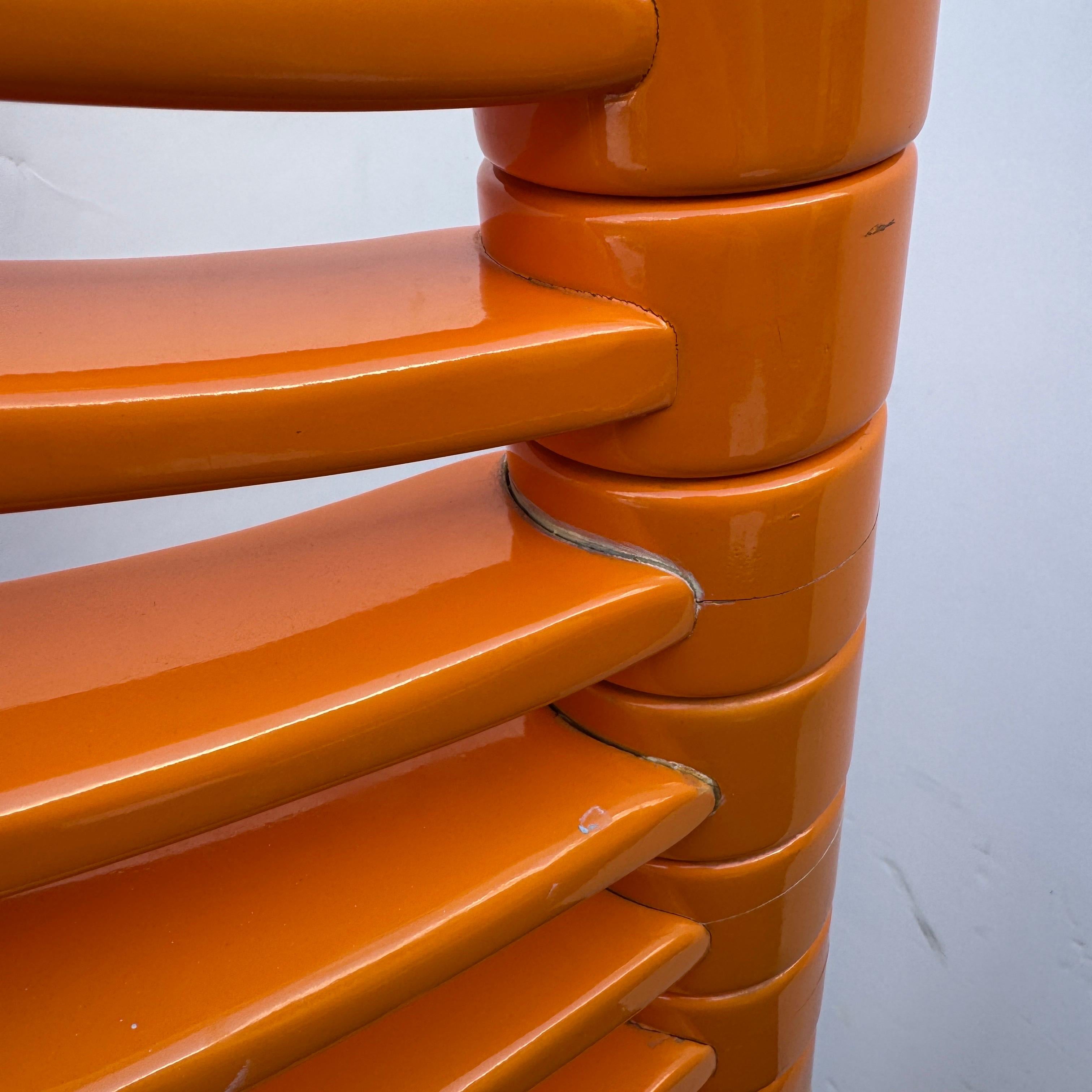 KNOLL Escultura de Madera Lacada Naranja Perchero en venta 5