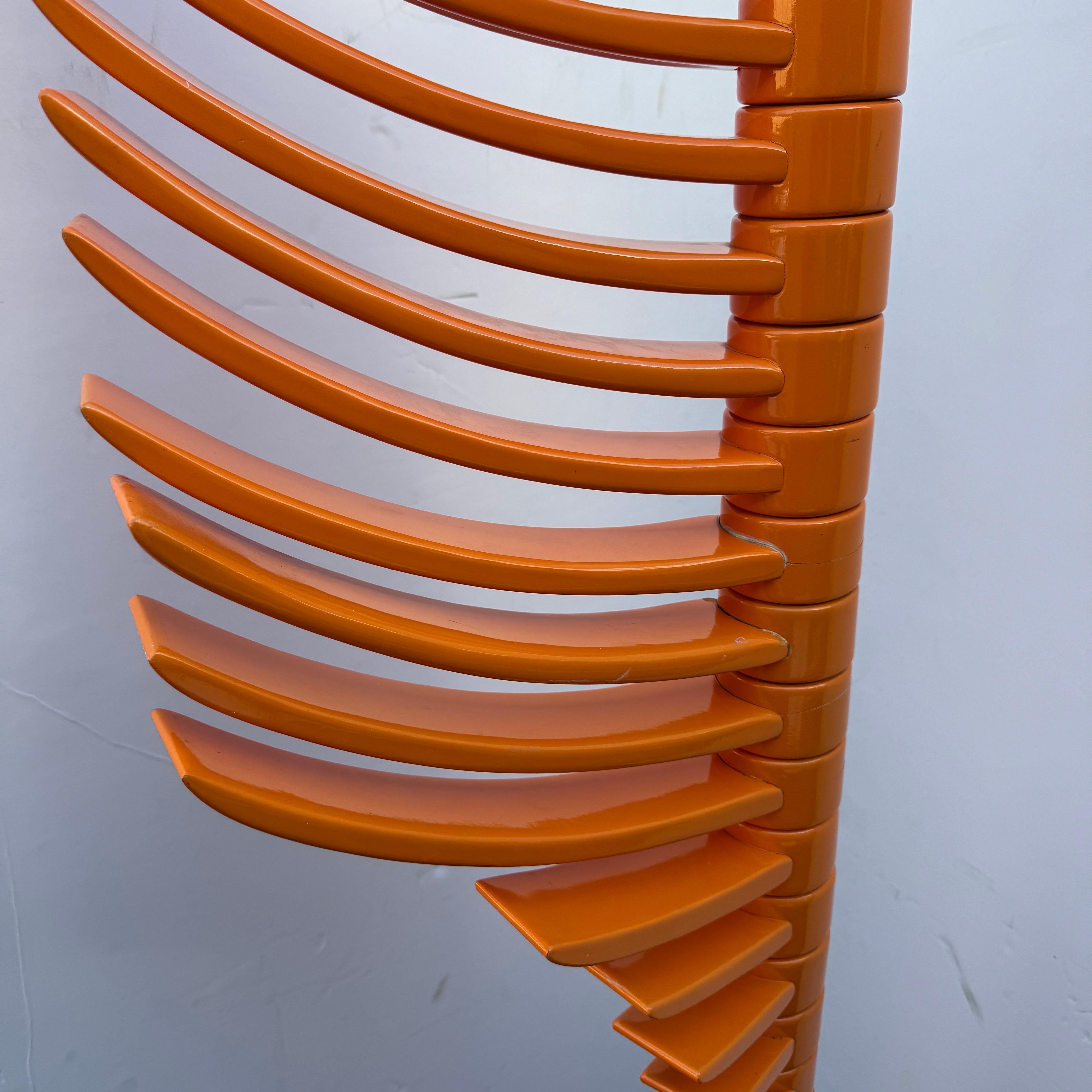 KNOLL Escultura de Madera Lacada Naranja Perchero en venta 7