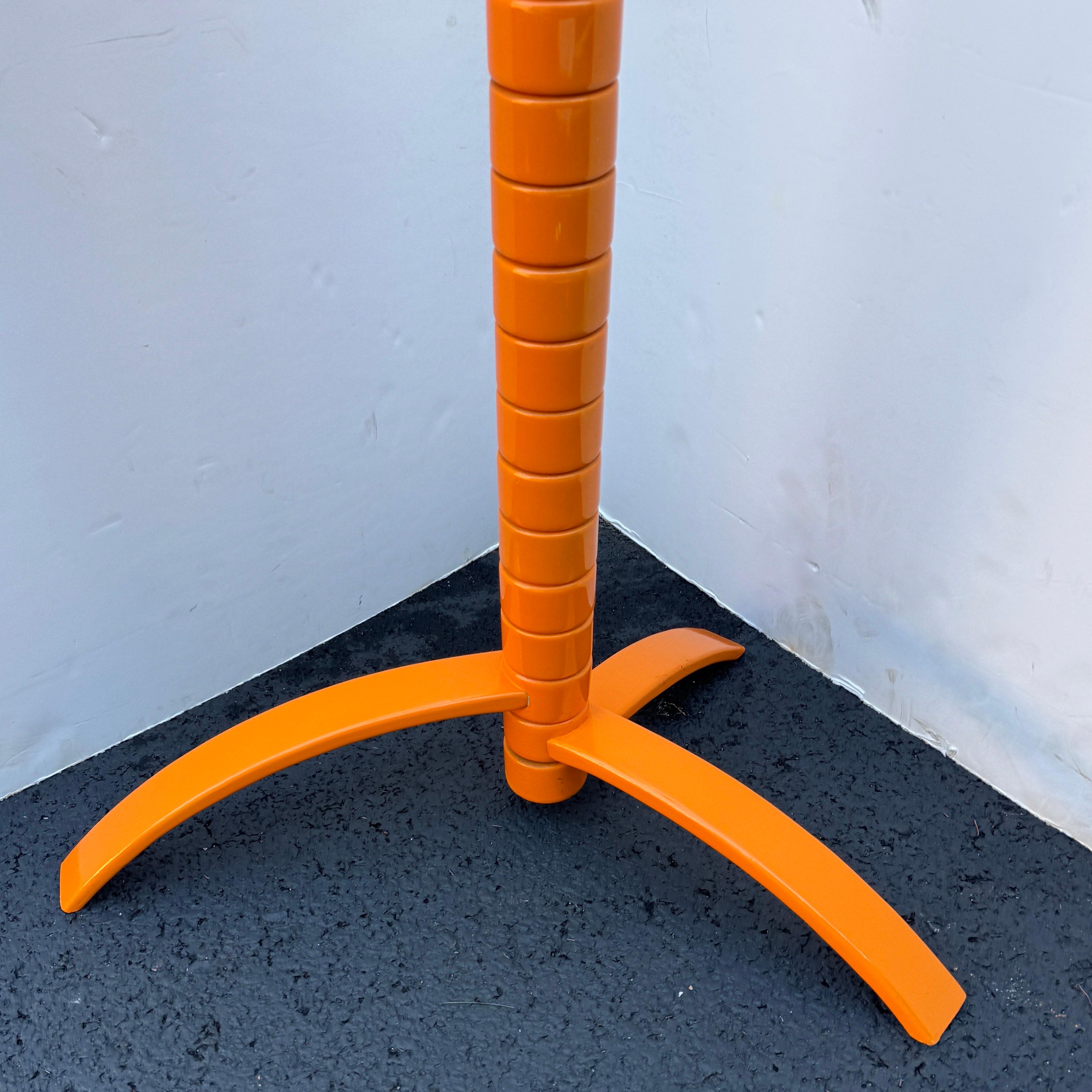 KNOLL Escultura de Madera Lacada Naranja Perchero en venta 8