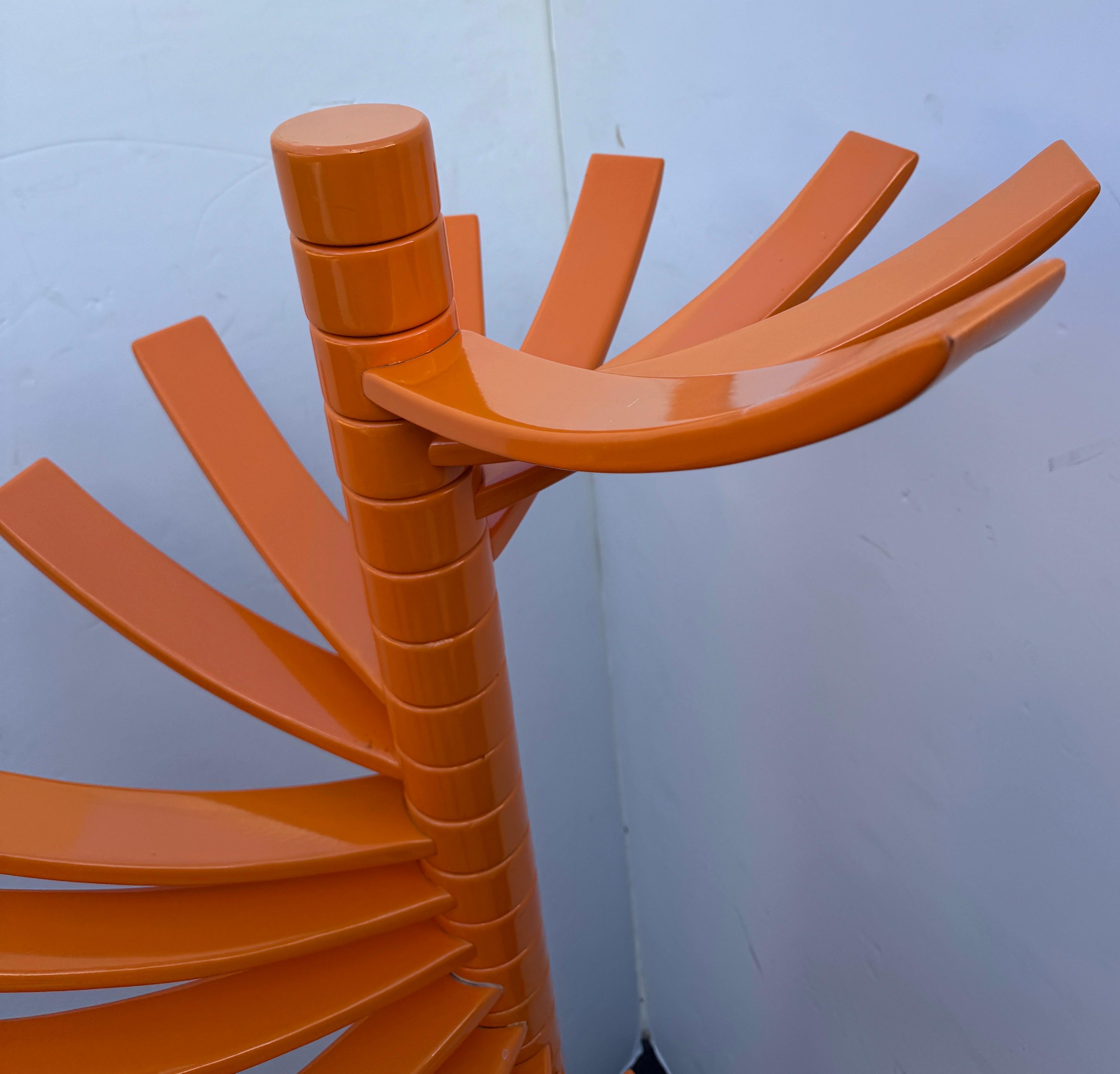 KNOLL Escultura de Madera Lacada Naranja Perchero en venta 9