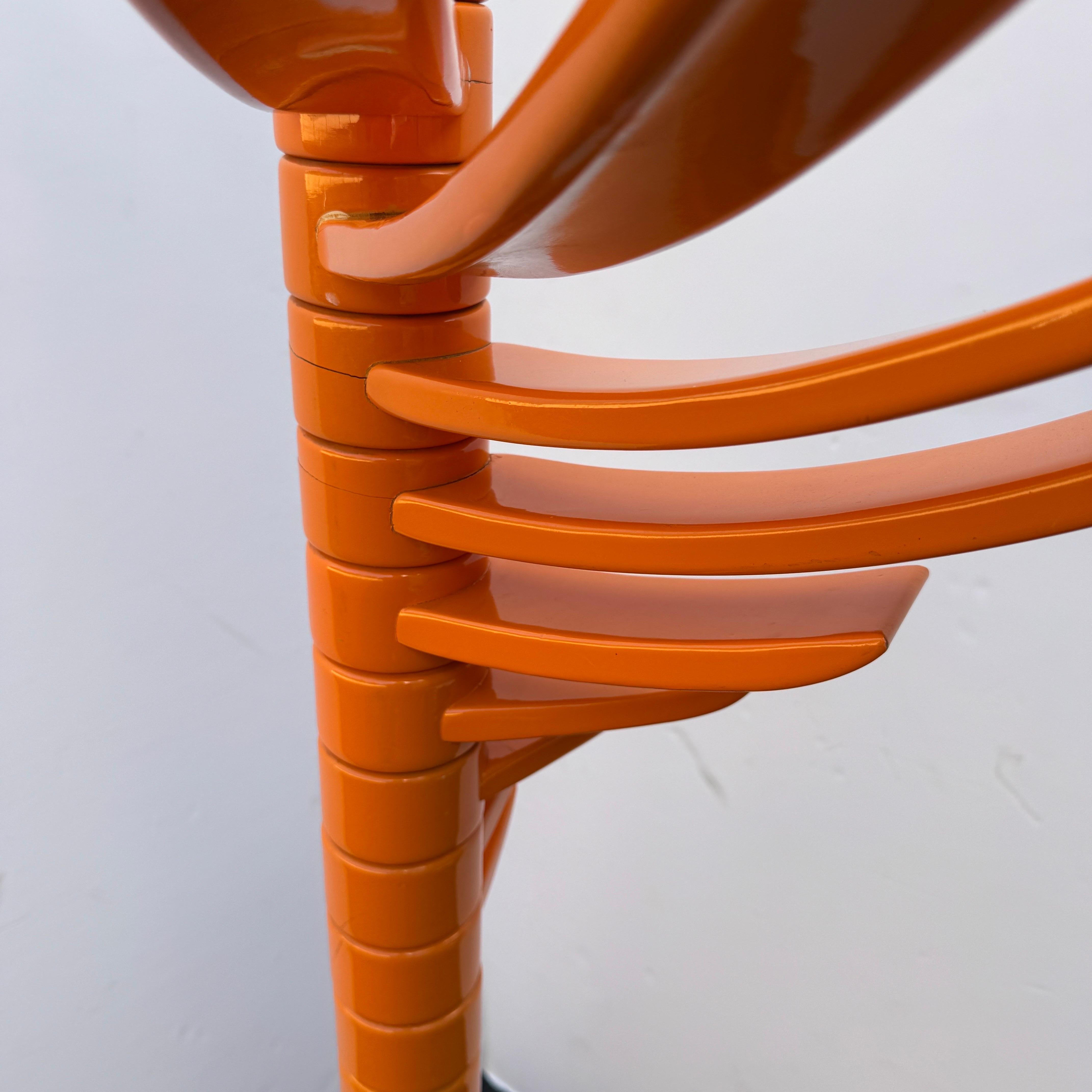 KNOLL Escultura de Madera Lacada Naranja Perchero en venta 10
