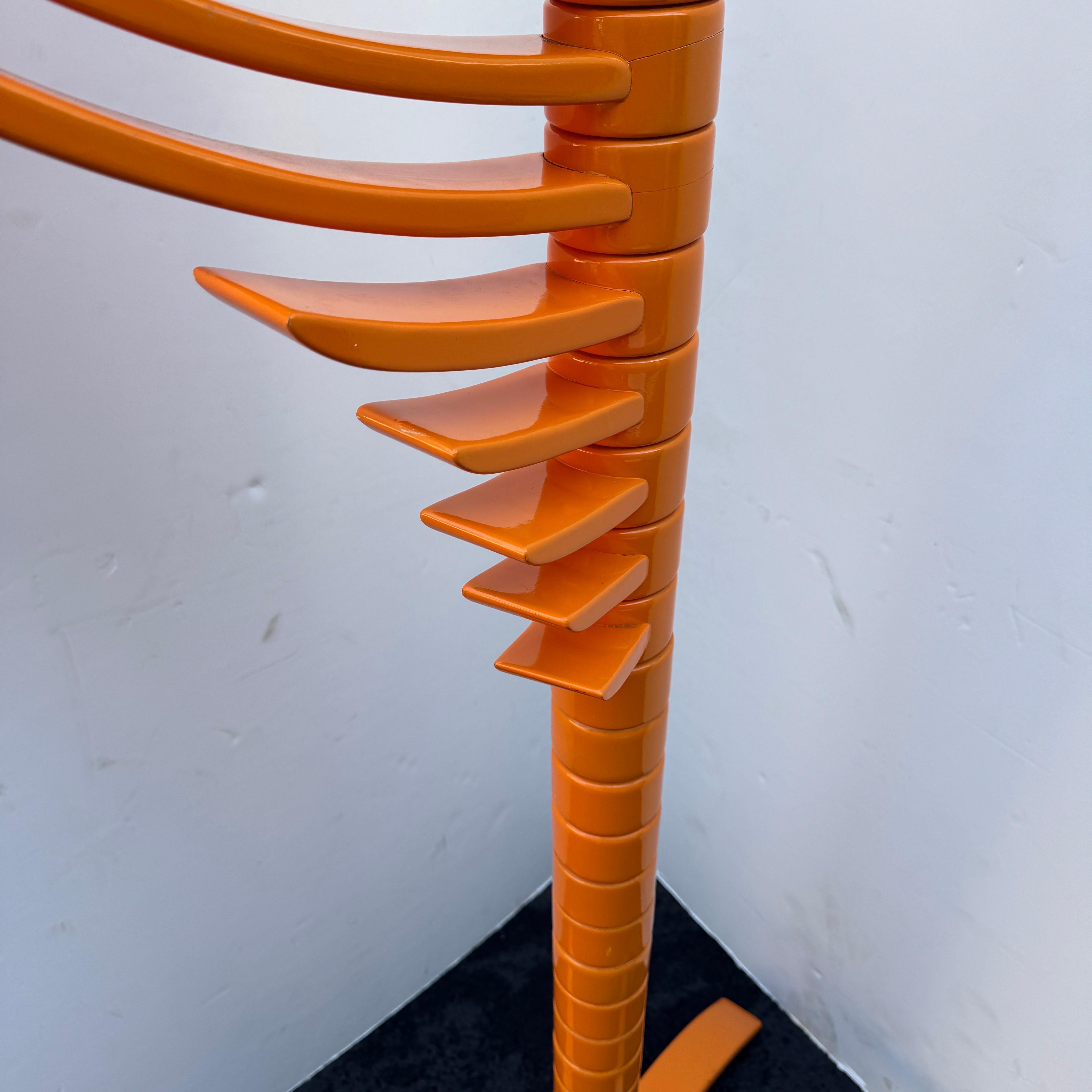 KNOLL Escultura de Madera Lacada Naranja Perchero en venta 12
