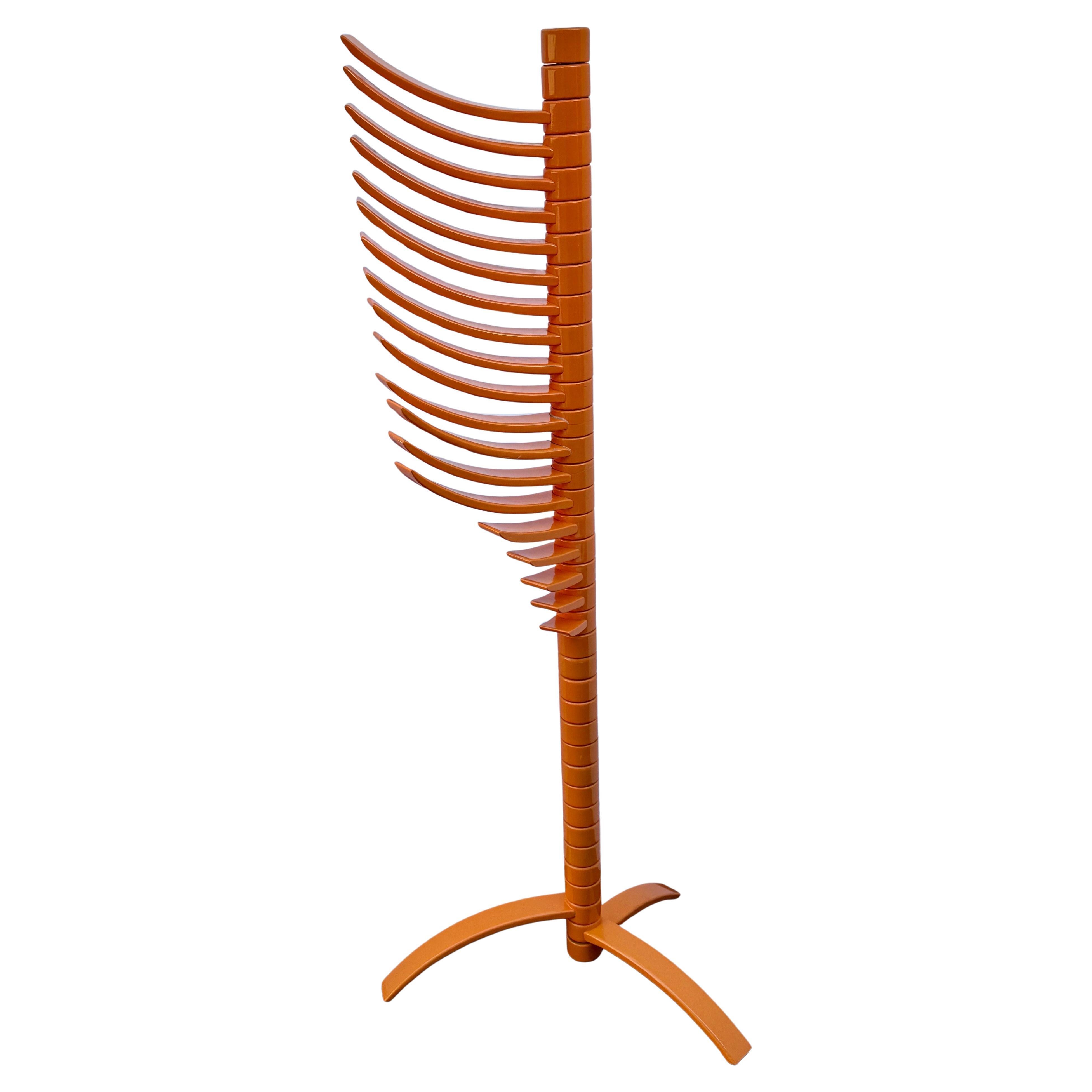 Atemporal y elegante: así es este perchero Renna diseñado por Bruce Tippex para Knoll International y Gavina en la década de 1960. Este perchero vintage único es de madera lacada en naranja y ofrece una solución flexible para tu armario con sus 17