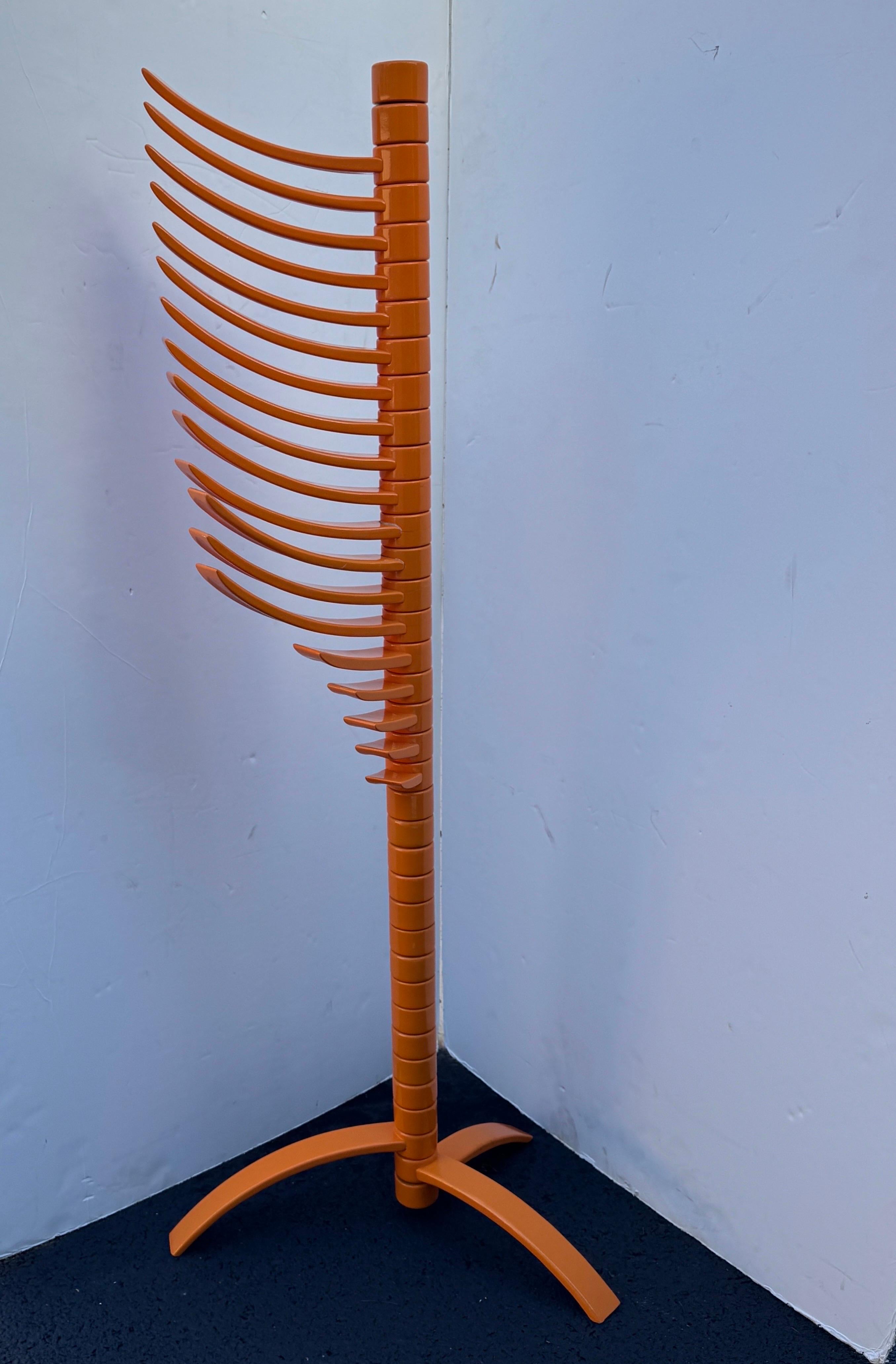 KNOLL Escultura de Madera Lacada Naranja Perchero en venta 13