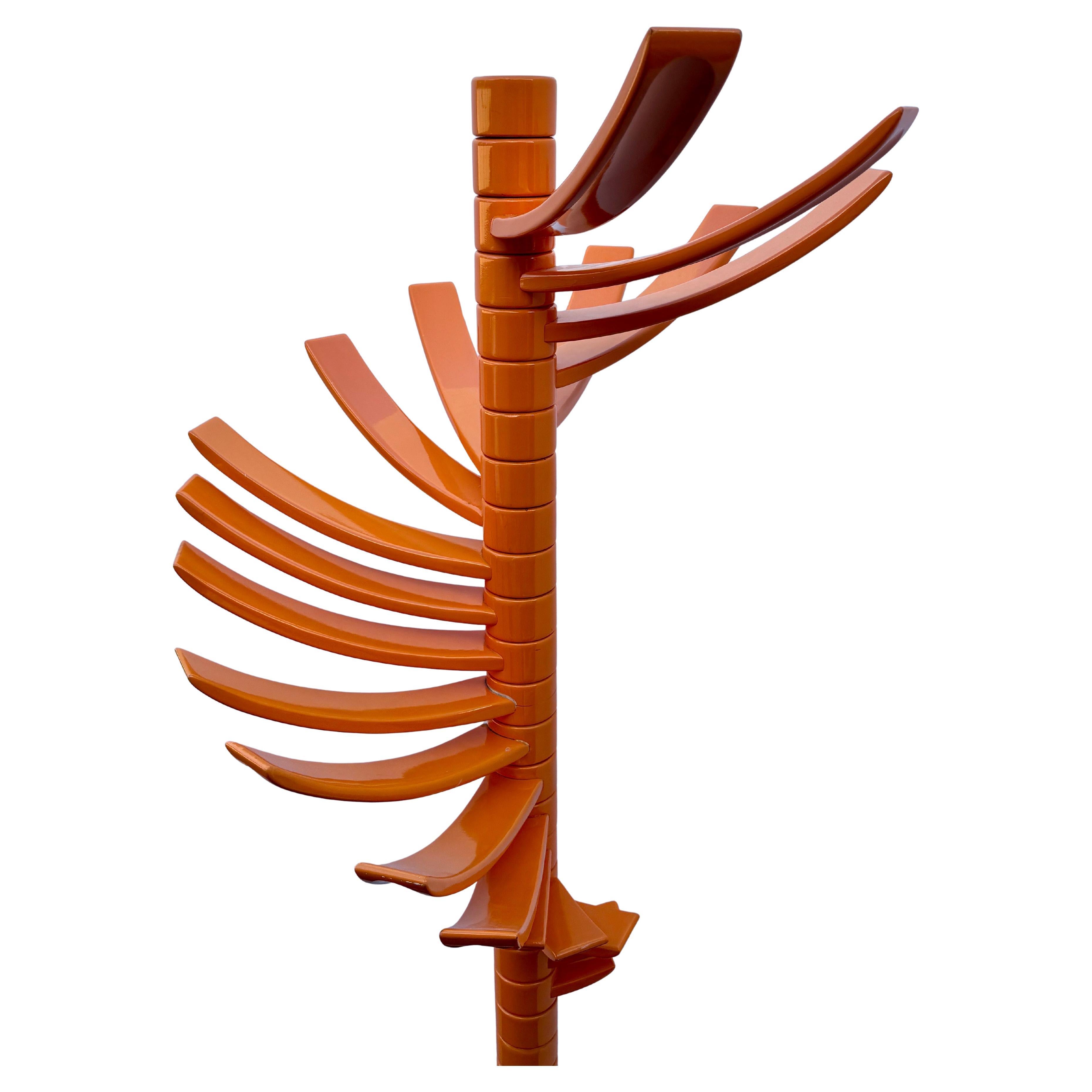 KNOLL Escultura de Madera Lacada Naranja Perchero Moderno de mediados de siglo en venta