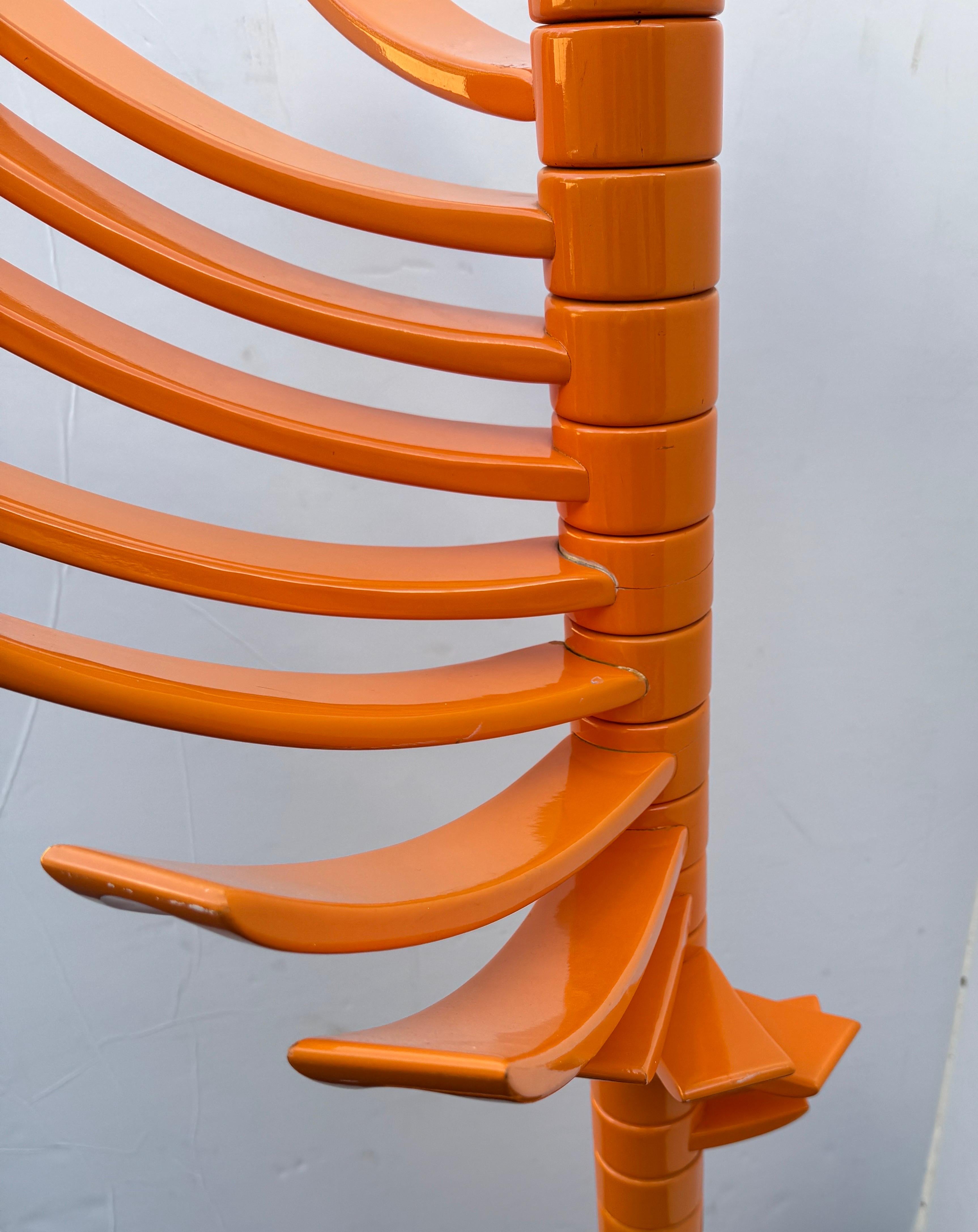 KNOLL Escultura de Madera Lacada Naranja Perchero Italiano en venta