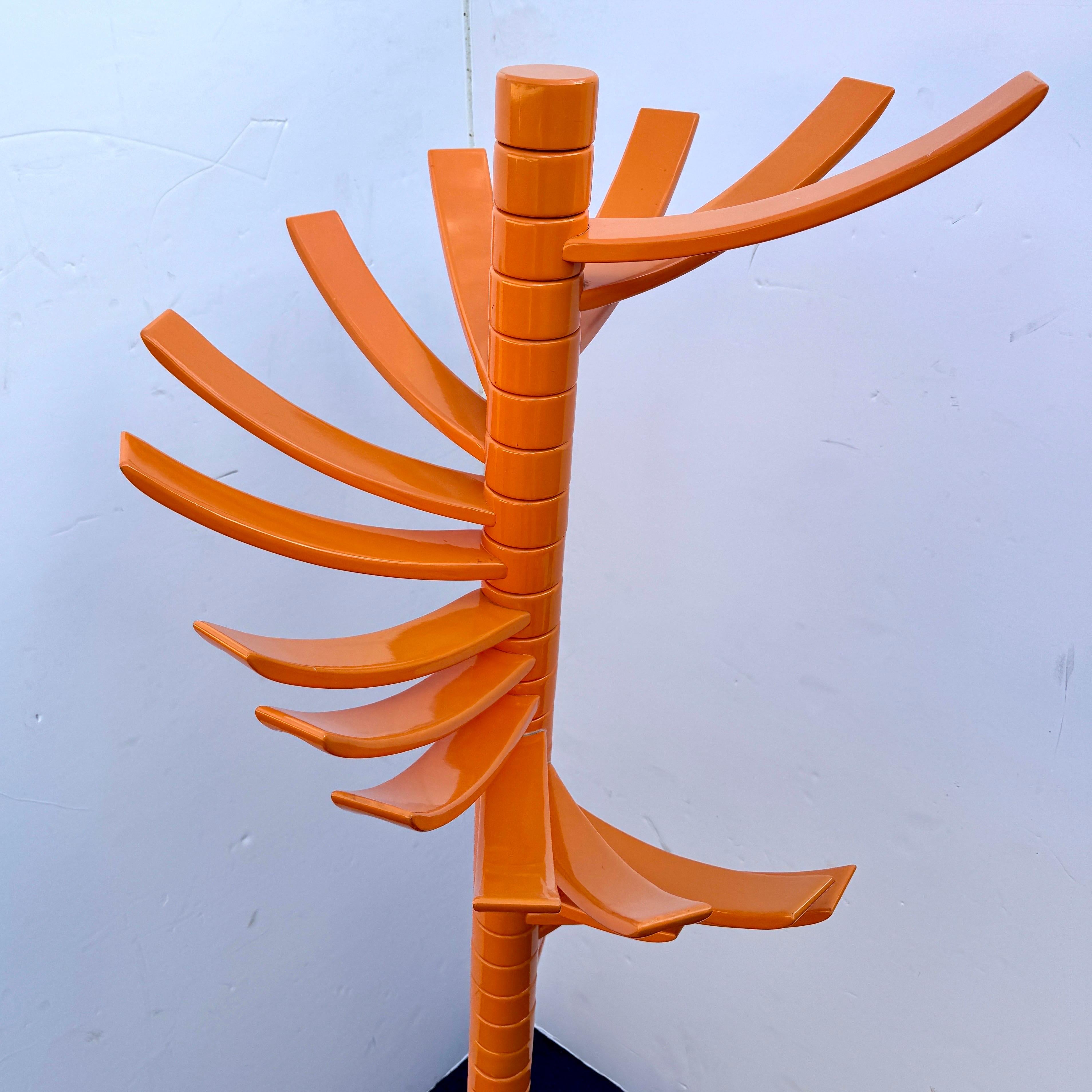 KNOLL Escultura de Madera Lacada Naranja Perchero Hecho a mano en venta