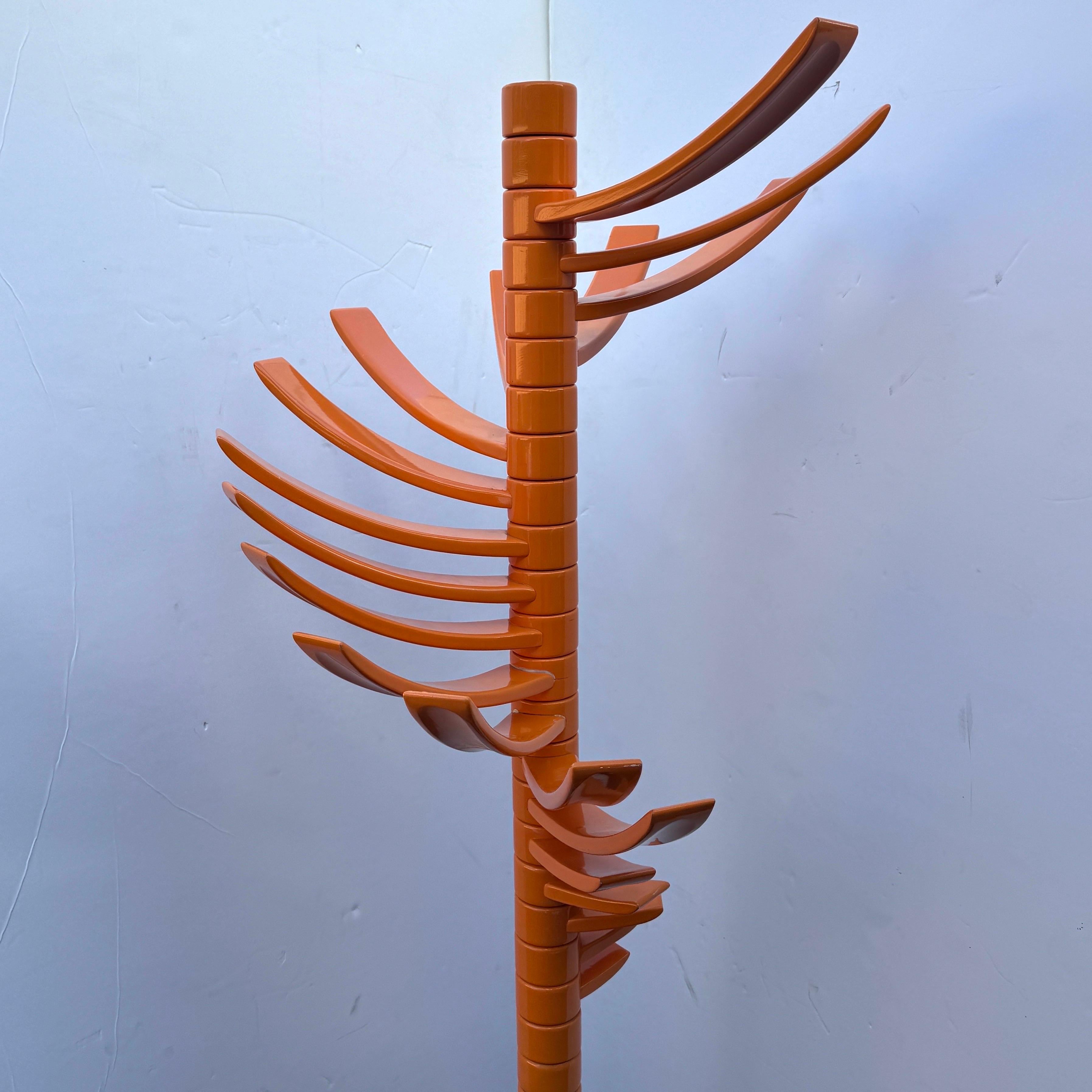 KNOLL Escultura de Madera Lacada Naranja Perchero en Bueno estado para la venta en Haddonfield, NJ