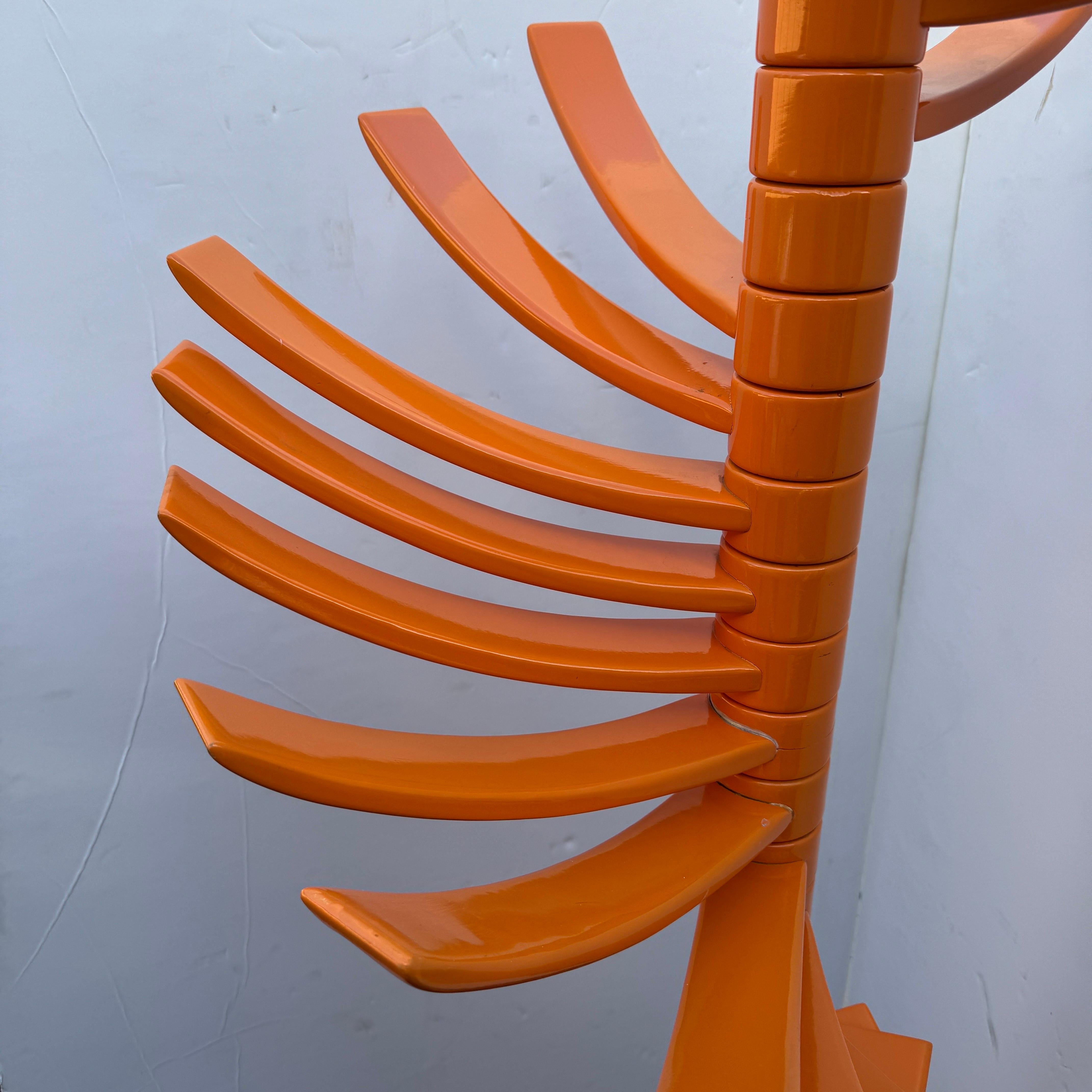 KNOLL Escultura de Madera Lacada Naranja Perchero siglo XX en venta
