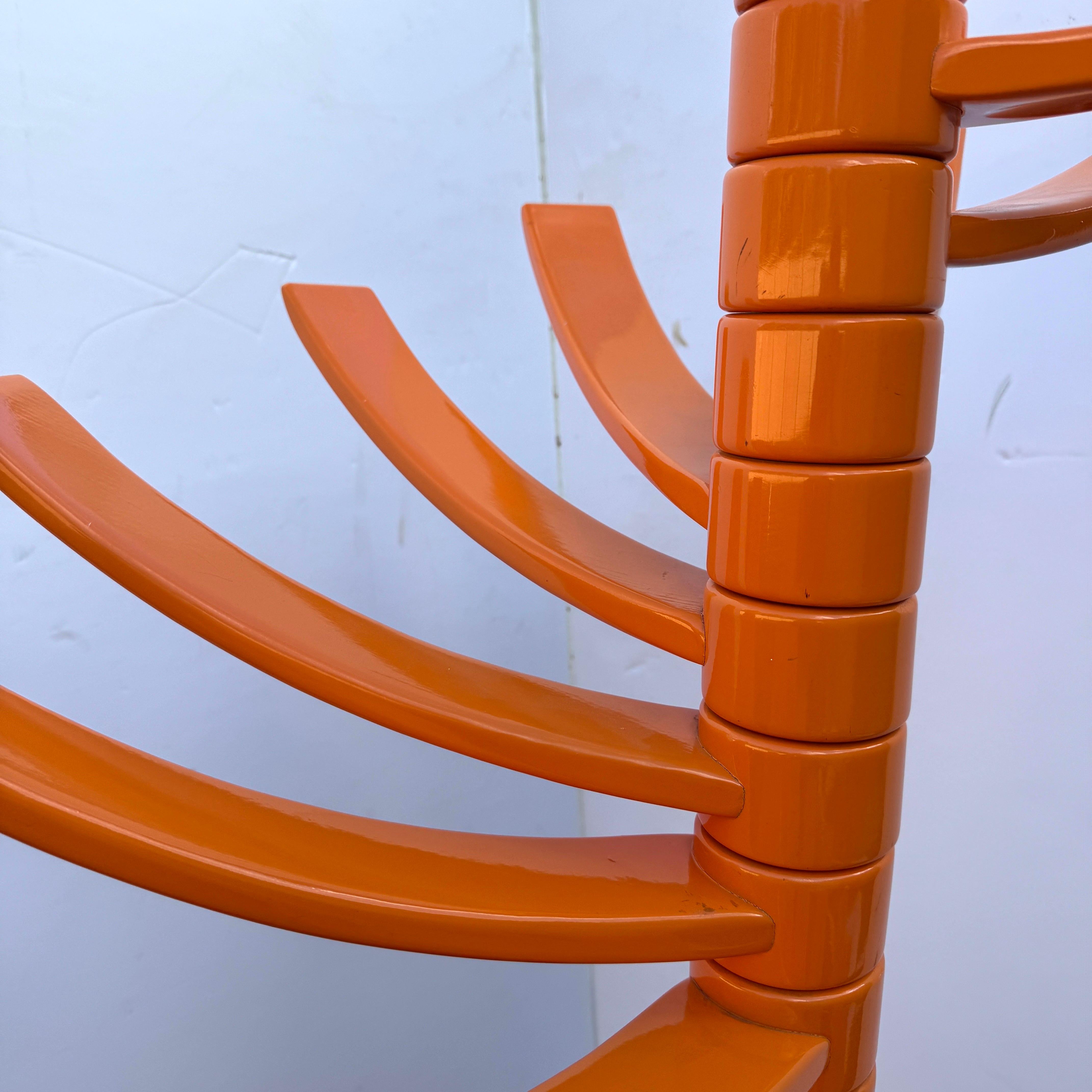 KNOLL Escultura de Madera Lacada Naranja Perchero en venta 1
