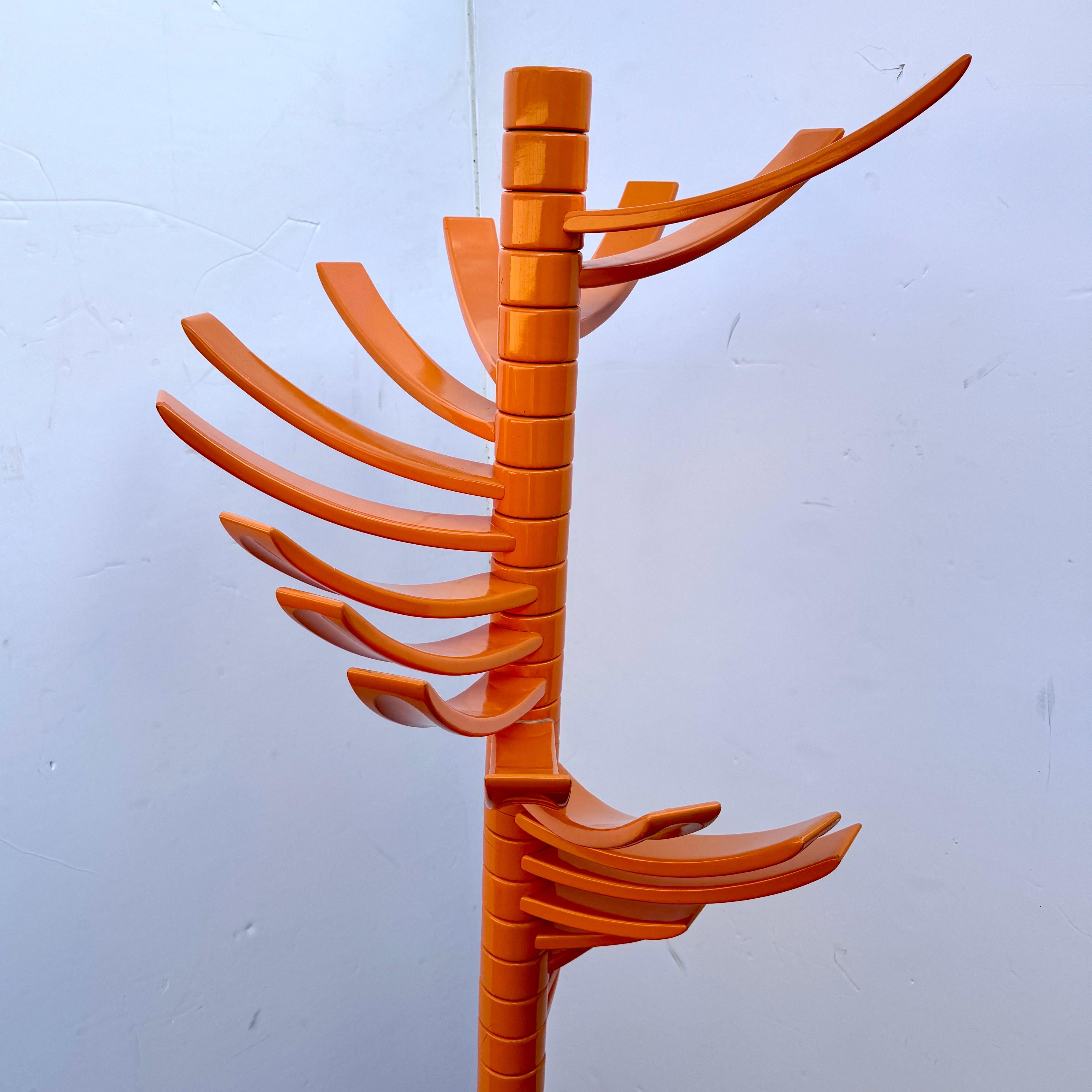 KNOLL Escultura de Madera Lacada Naranja Perchero en venta 2