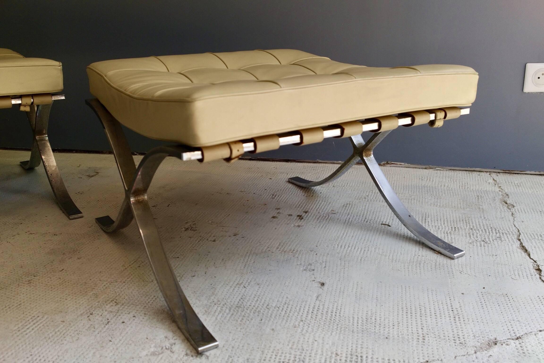 American Knoll, Pair of Squared x Stools Poufs Chromated Metal and Leather, circa 1970 For Sale