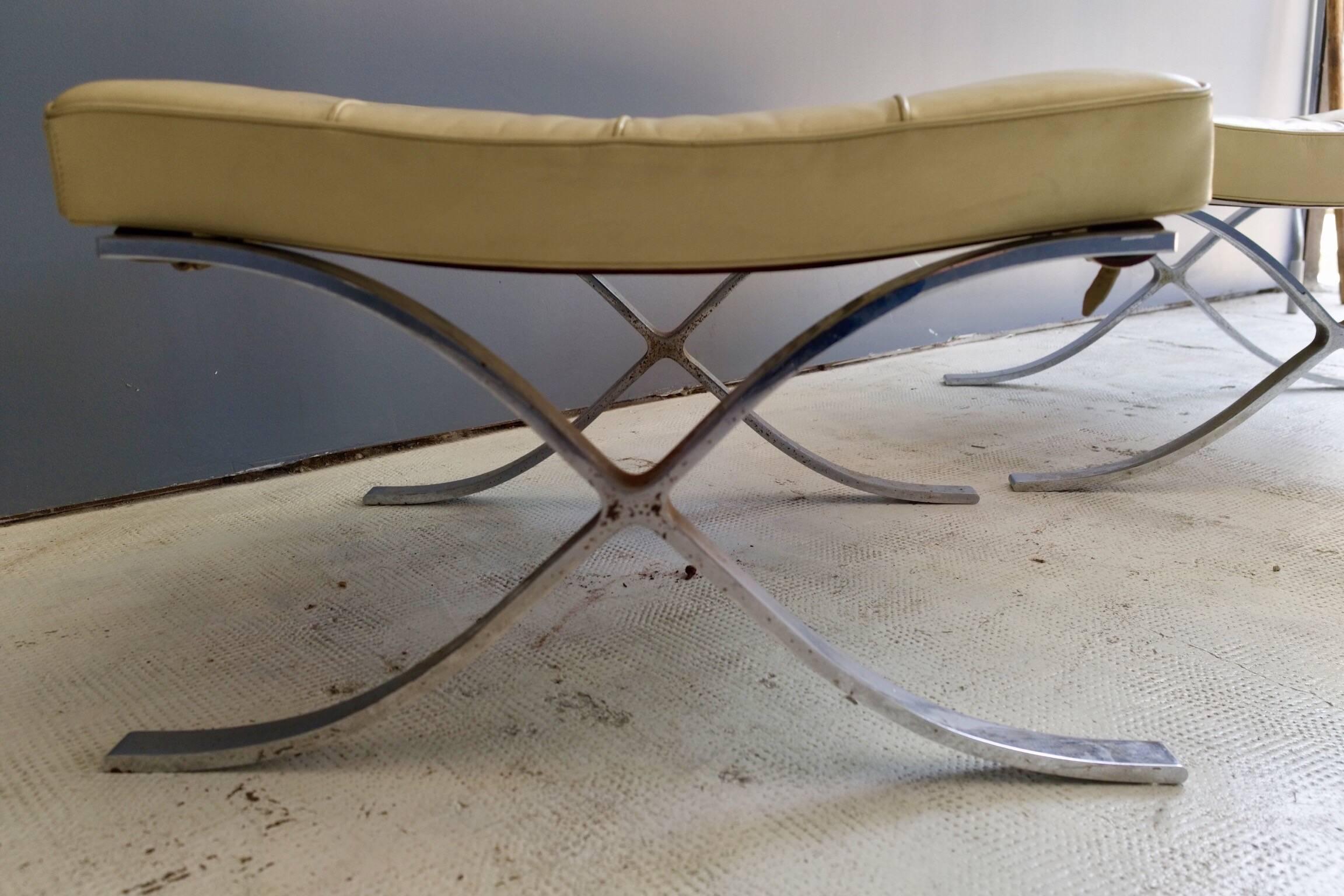 Knoll, Pair of Squared x Stools Poufs Chromated Metal and Leather, circa 1970 In Good Condition For Sale In Paris, FR