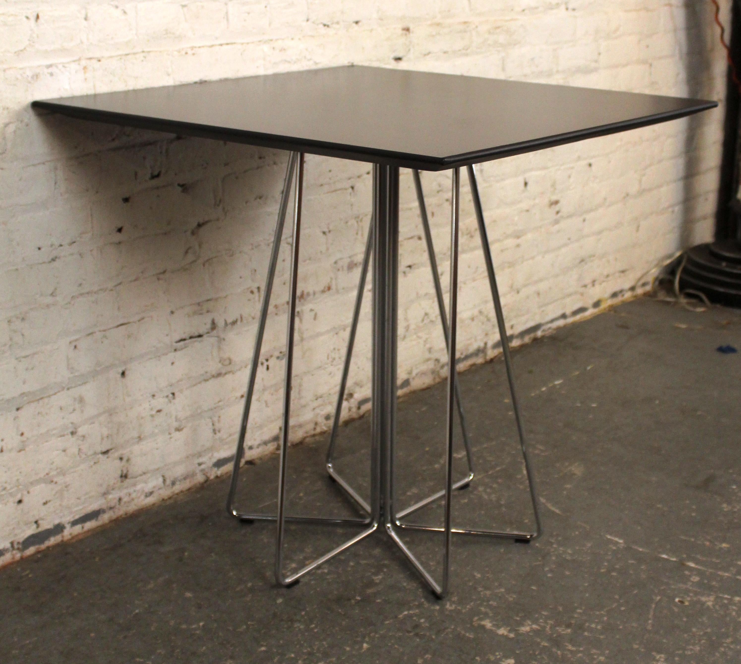 Icône minimaliste du célèbre duo Vignelli, cette table de salle à manger 