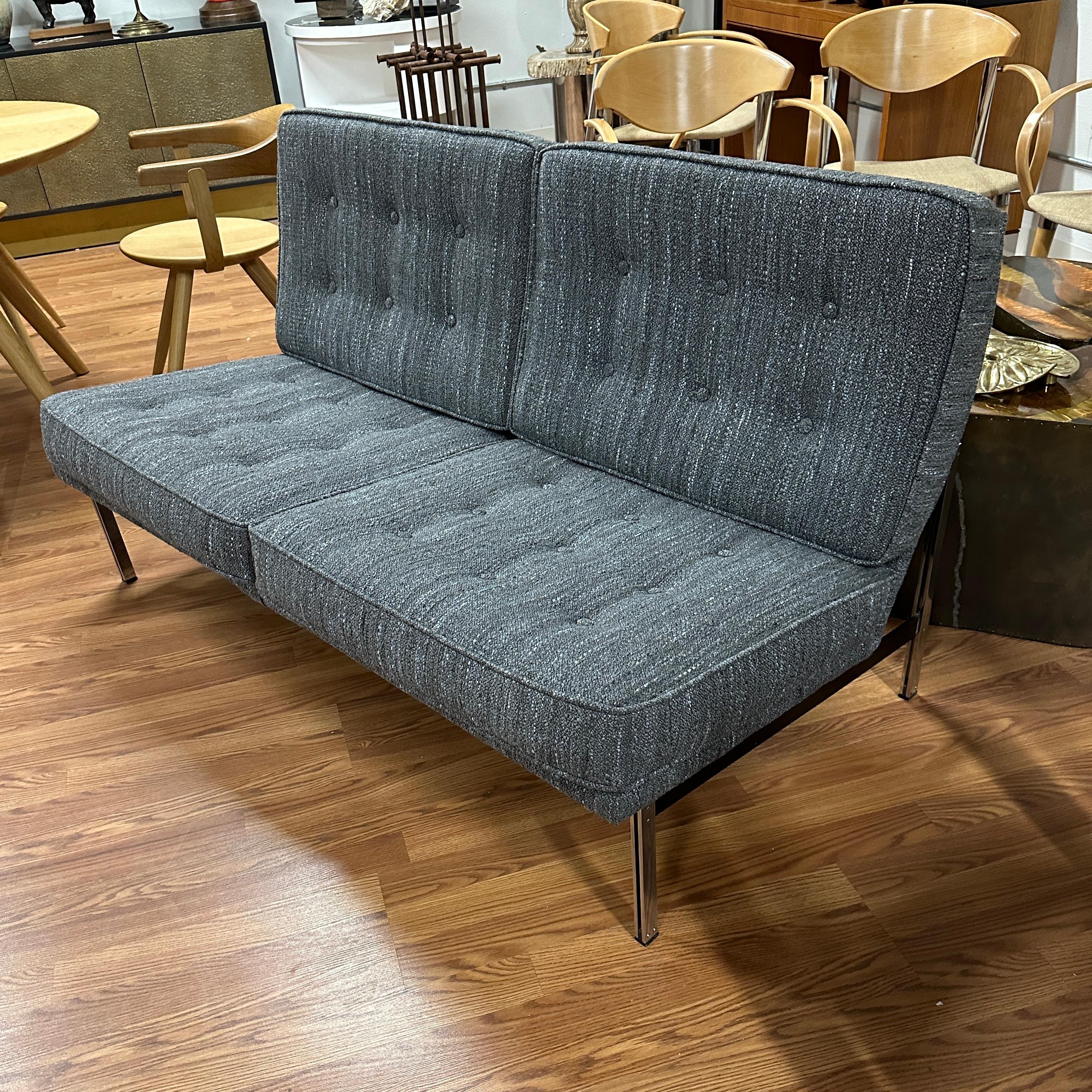 Eine schöne komplette neu gepolstert Vintage Knoll Parallel Bar Sofa oder 2 Sitz Sofa. Der von uns gewählte Stoff ist ein raffiniertes All-Over-Multicolor-Gewebe aus raumgefärbten Garnen mit einem Anteil von 38% Wolle, 28% Baumwolle, 28% Acryl und