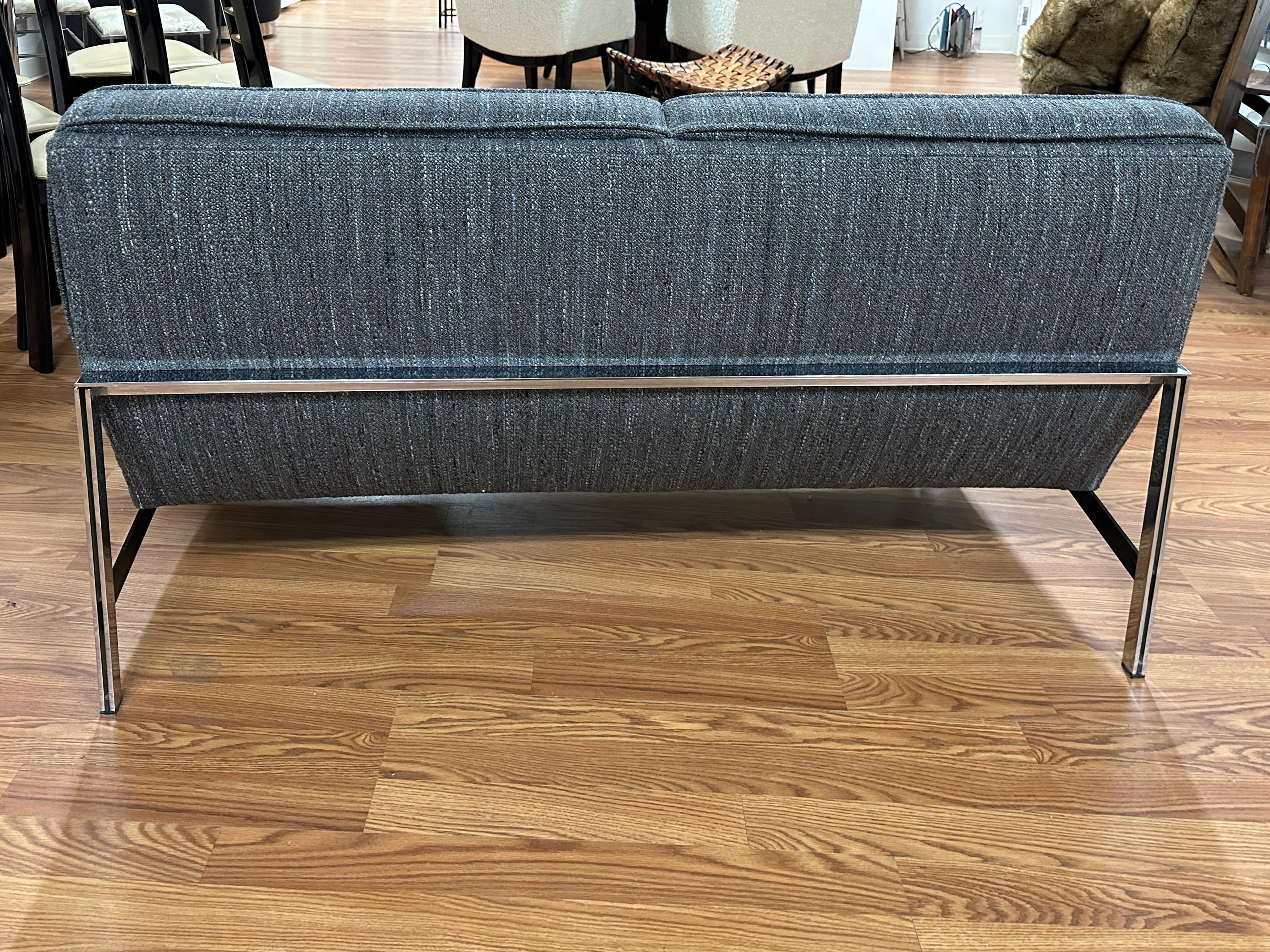 Knoll Paralleles Bar-Sofa, neu gepolstert mit Knoll Rivington-Stoff im Zustand „Gut“ im Angebot in Palm Springs, CA