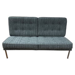 Canapé de bar Parallel de Knoll retapissé en tissu Knoll Rivington