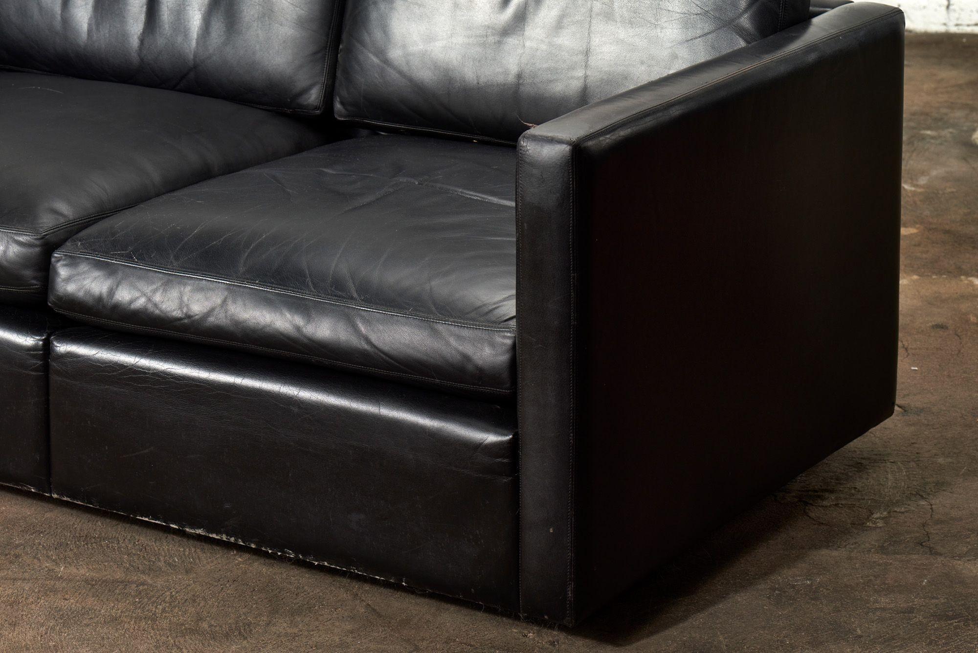 Knoll Pfister Black Leather Sofa, 1971 In Good Condition For Sale In Chicago, IL