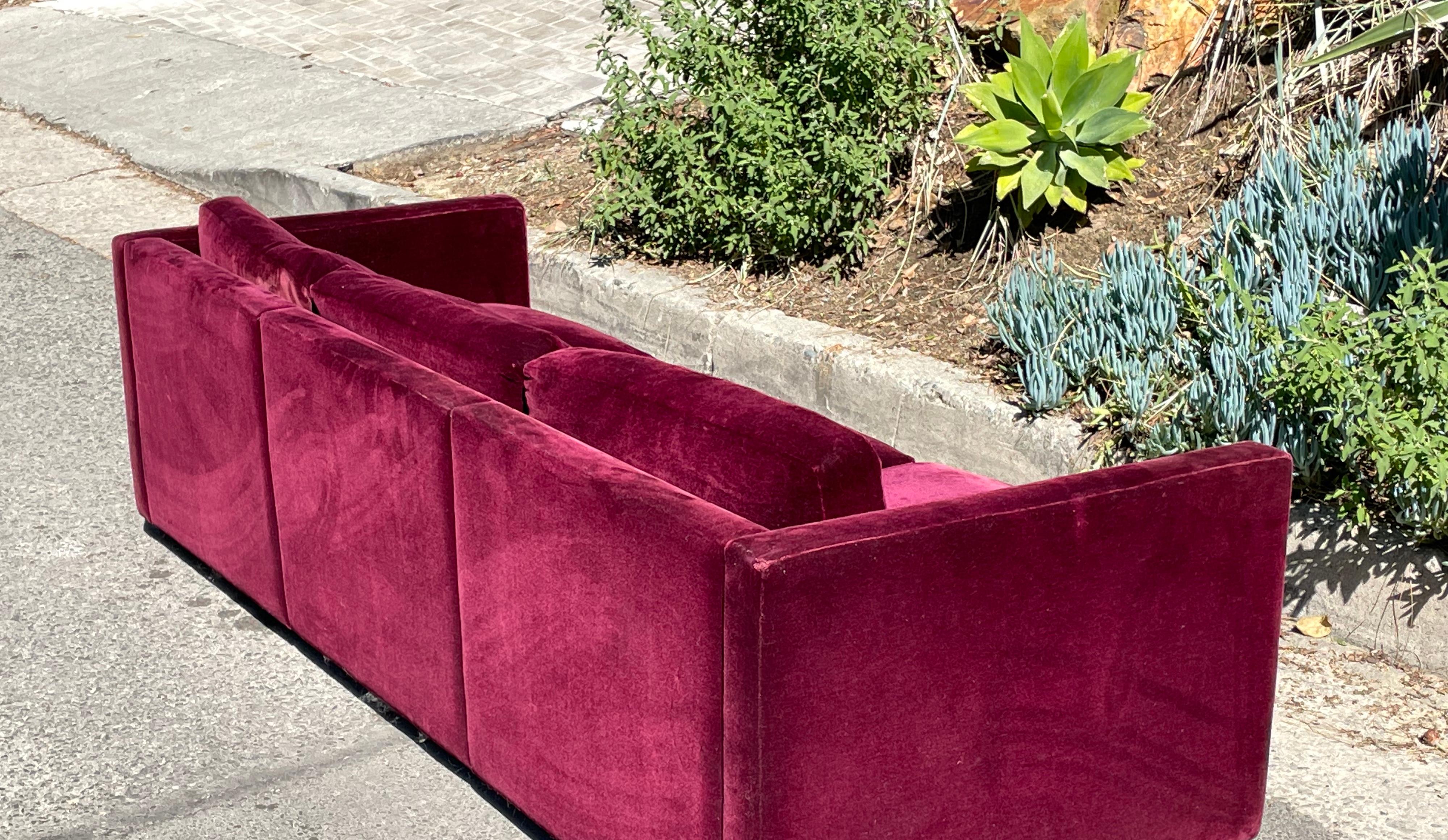 Knoll Pfister Tuxedo Sofa in Original Red Mohair, 1970s In Good Condition In Los Angeles, CA
