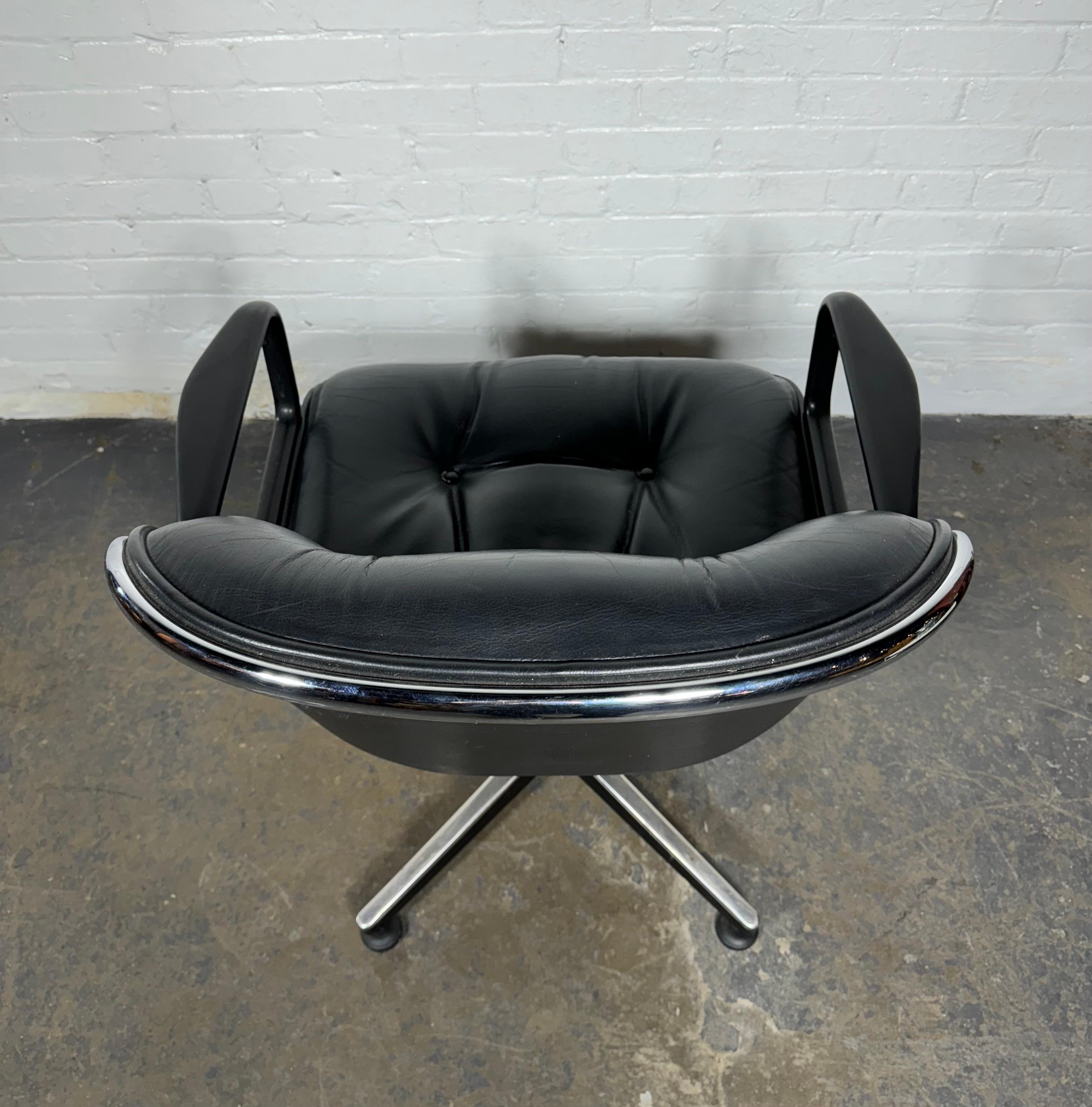 Modernista classico  Sedia direzionale in pelle nera e cromo . inclinabile/girabile disegnata da Charles Pollock e prodotta da Knoll ,, condizioni originali incredibili,, base a 4 stelle,. conserva l'etichetta originale... datata 1985 