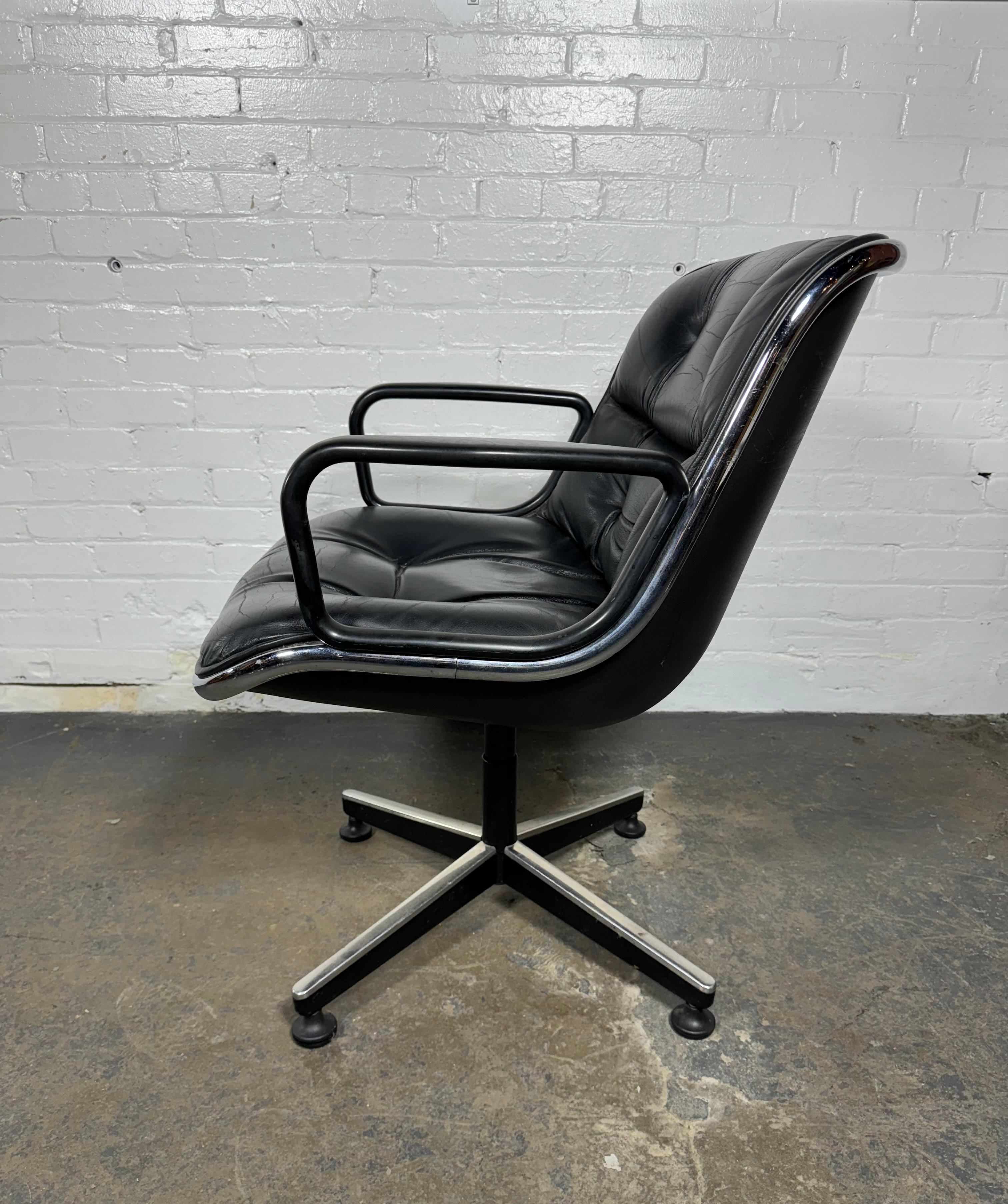 Mid-Century moderno Knoll / Sedia direzionale Pollock in pelle nera e cromo. Inclinazione / rotazione