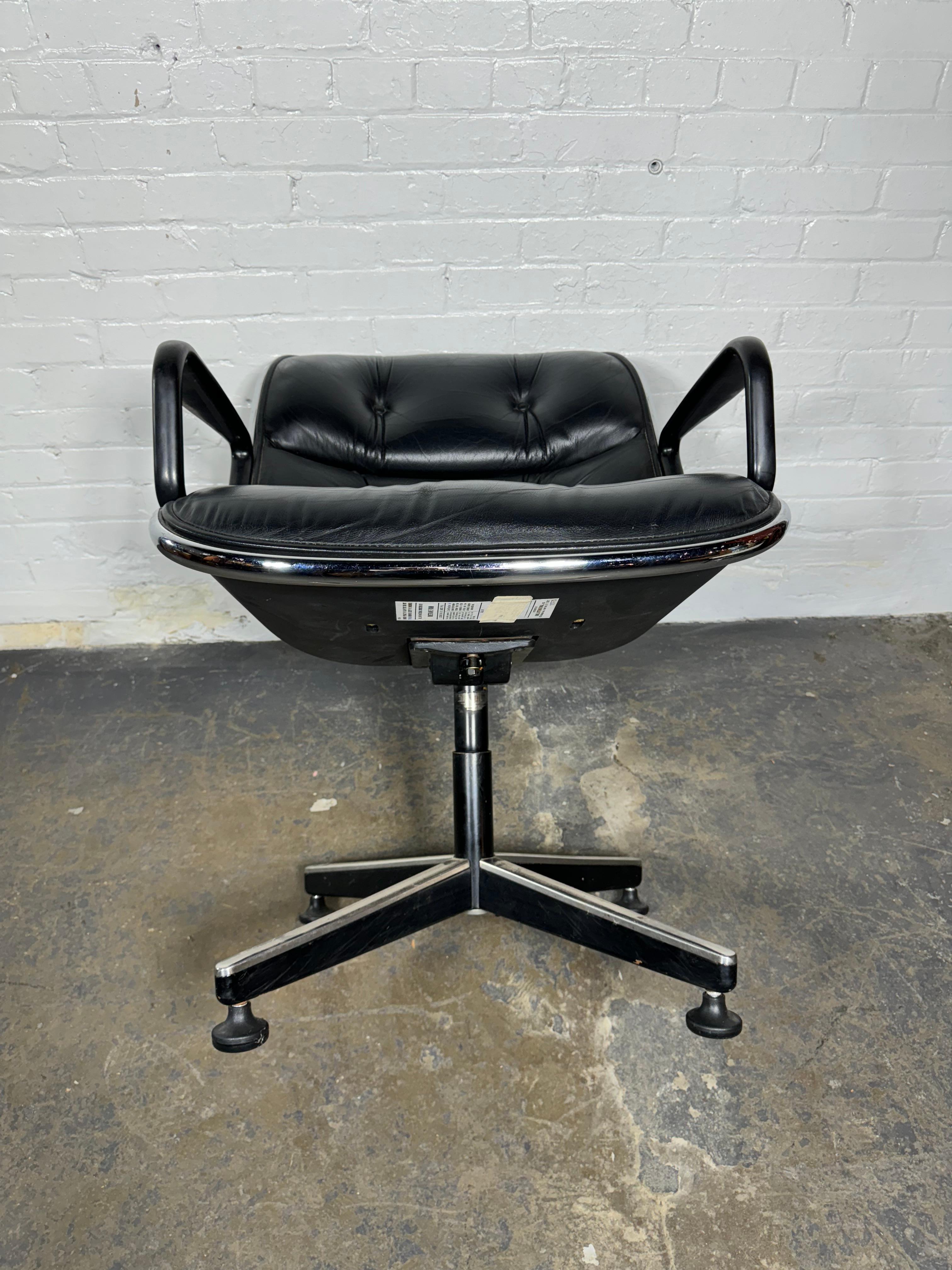 Knoll / Sedia direzionale Pollock in pelle nera e cromo. Inclinazione / rotazione In condizioni buone a Buffalo, NY