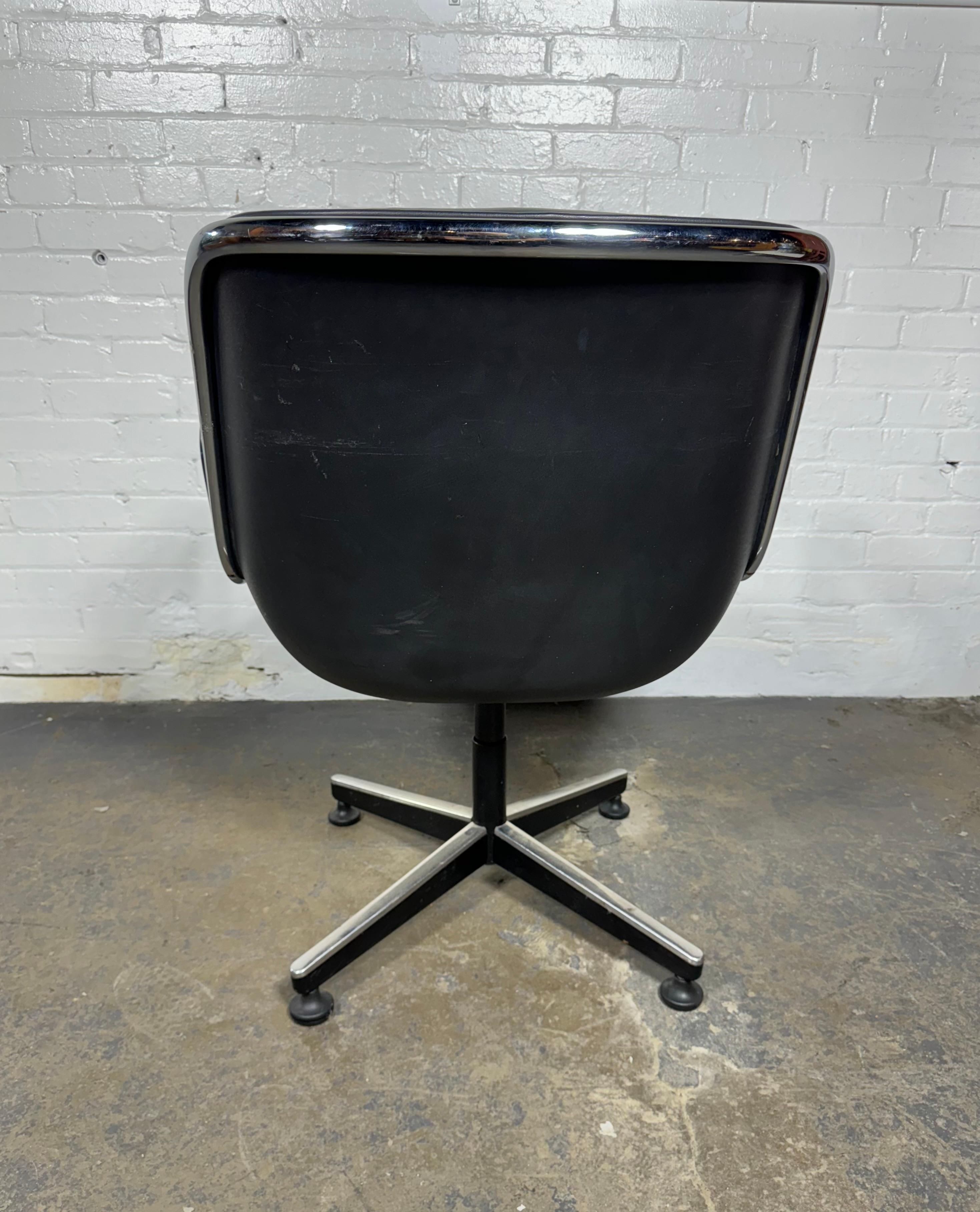 Fine XX secolo Knoll / Sedia direzionale Pollock in pelle nera e cromo. Inclinazione / rotazione