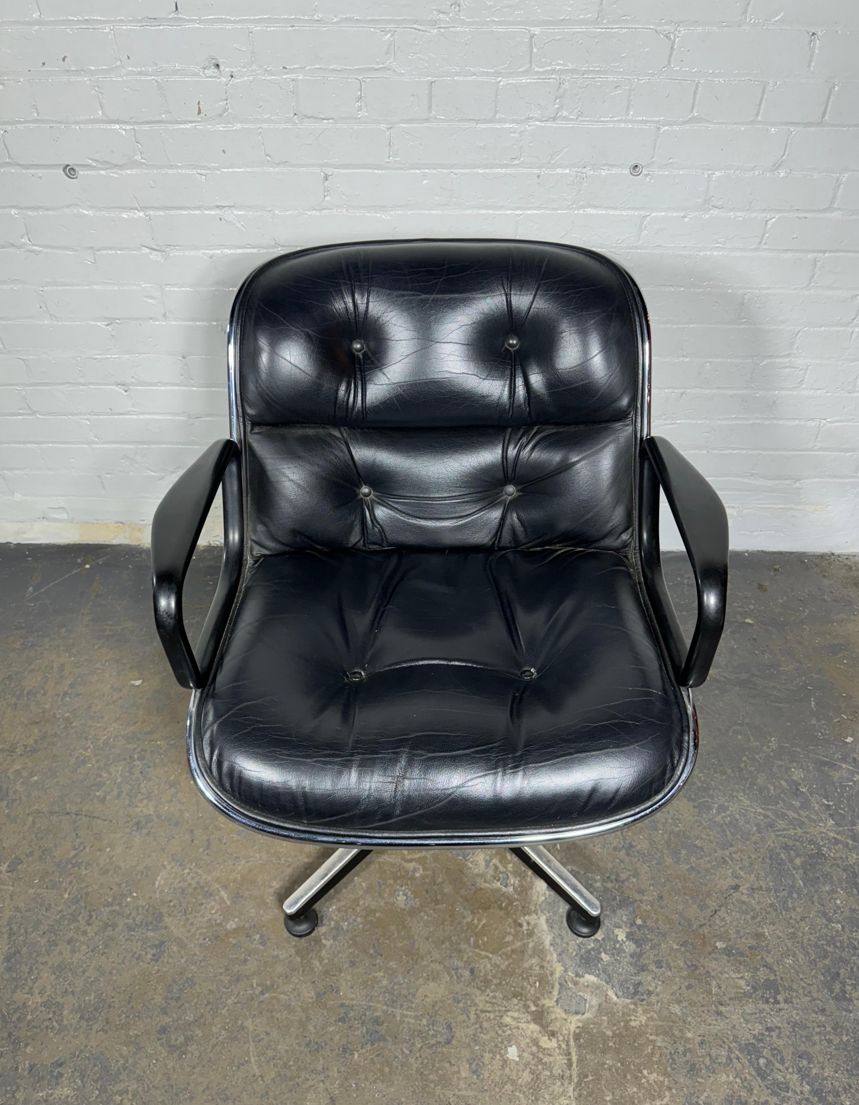 Knoll / Sedia direzionale Pollock in pelle nera e cromo. Inclinazione / rotazione 1