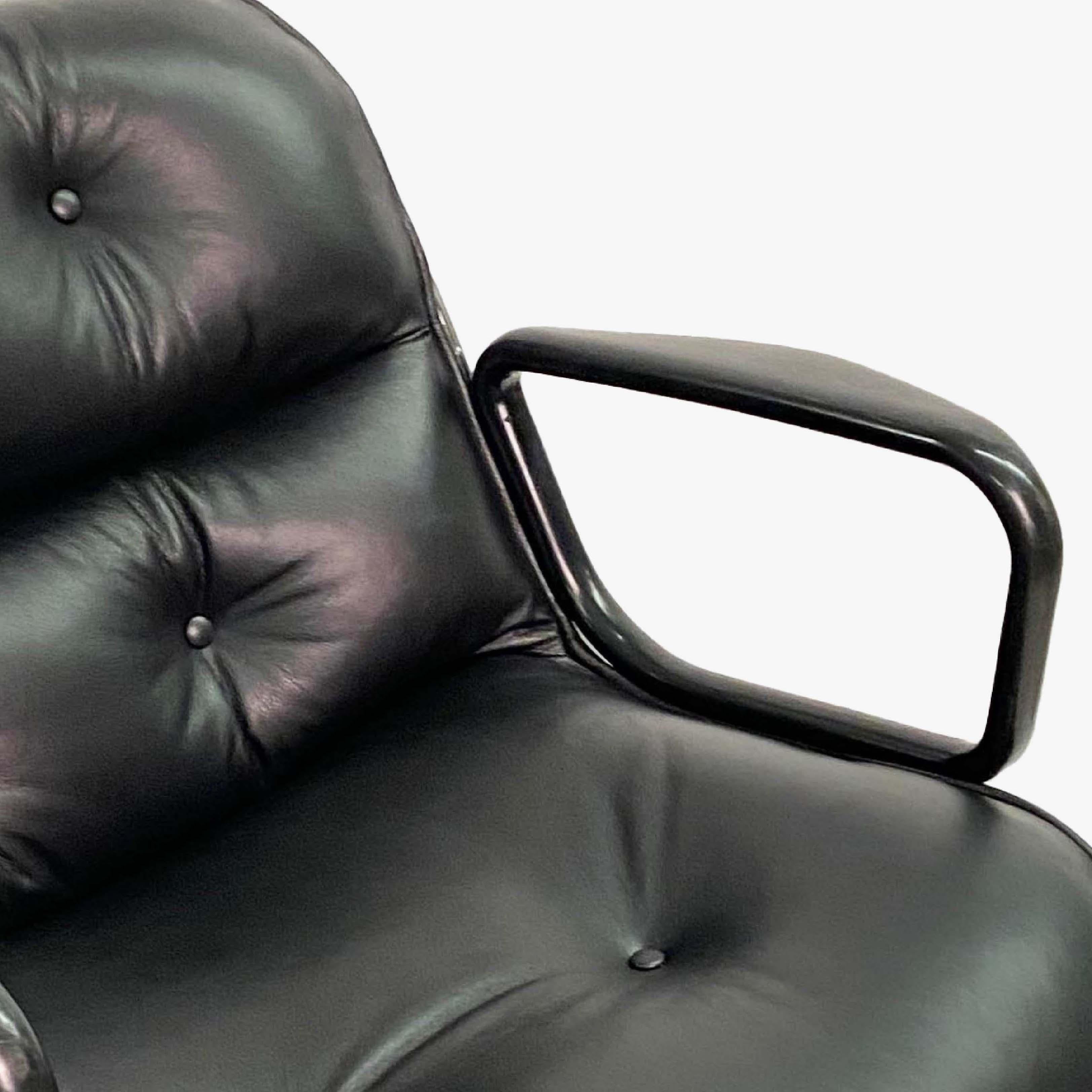 Knoll Pollock-Stuhl neu gepolstert mit schwarzem italienischem Leder, Stahlgestell (Ende des 20. Jahrhunderts) im Angebot