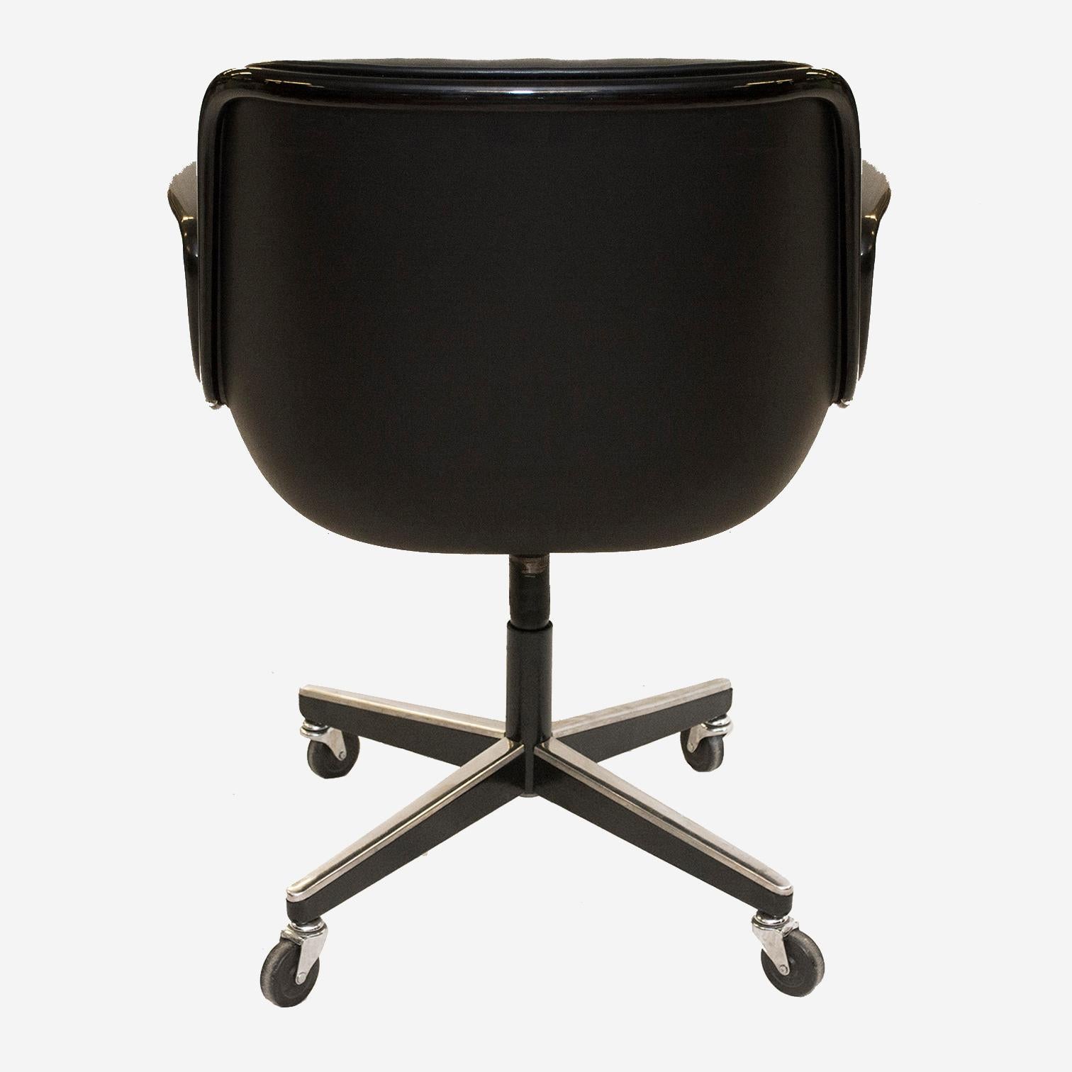Chaise de direction Knoll Pollock en cuir noir d'origine, cadre noir mat Bon état - En vente à Wilton, CT