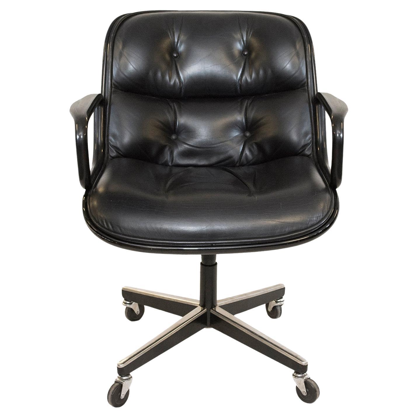 Chaise de direction Knoll Pollock en cuir noir d'origine, cadre noir mat en vente