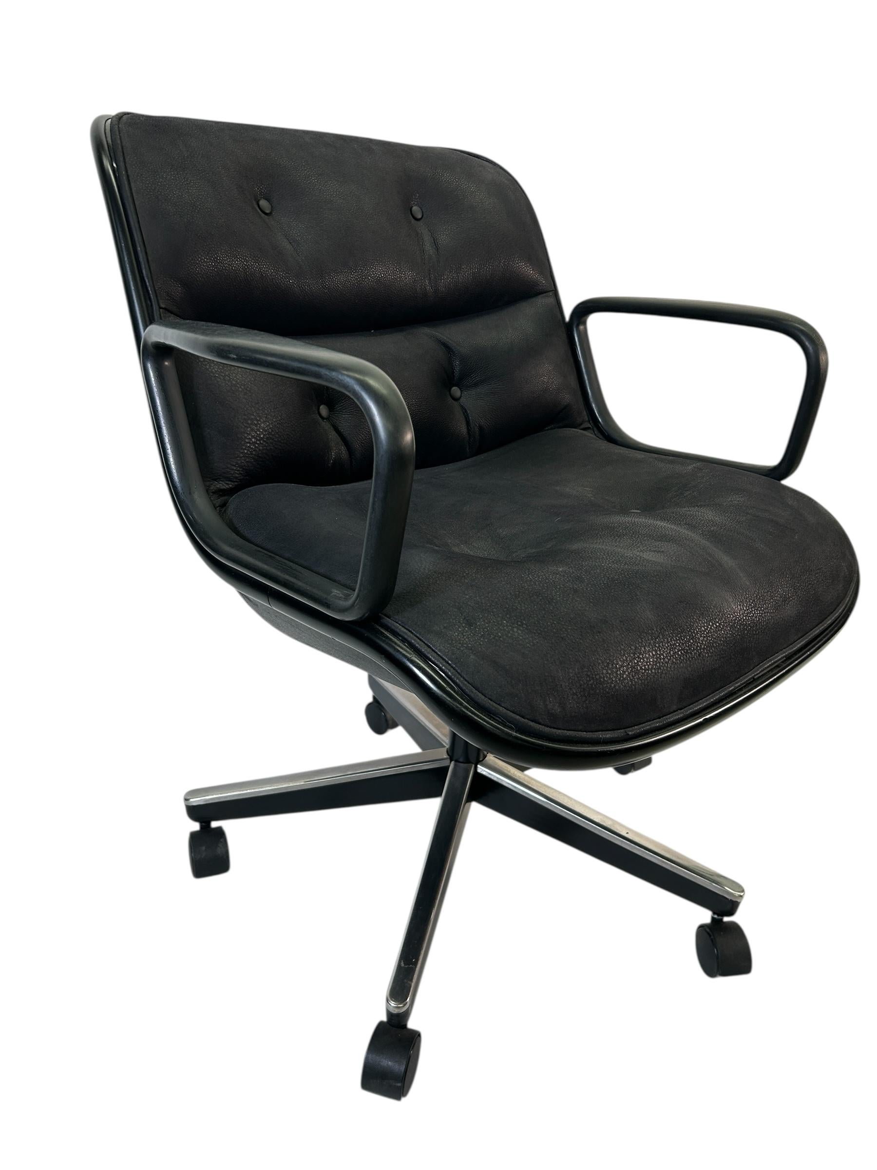 Offriamo la classica Pollock Executive Chair in pelle scamosciata nera, struttura in acciaio nero e base vintage a 4 stelle, in ottime condizioni.

Charles Pollock era un maestro del design il cui lavoro era sostenuto da Florence Knoll e dalla sua