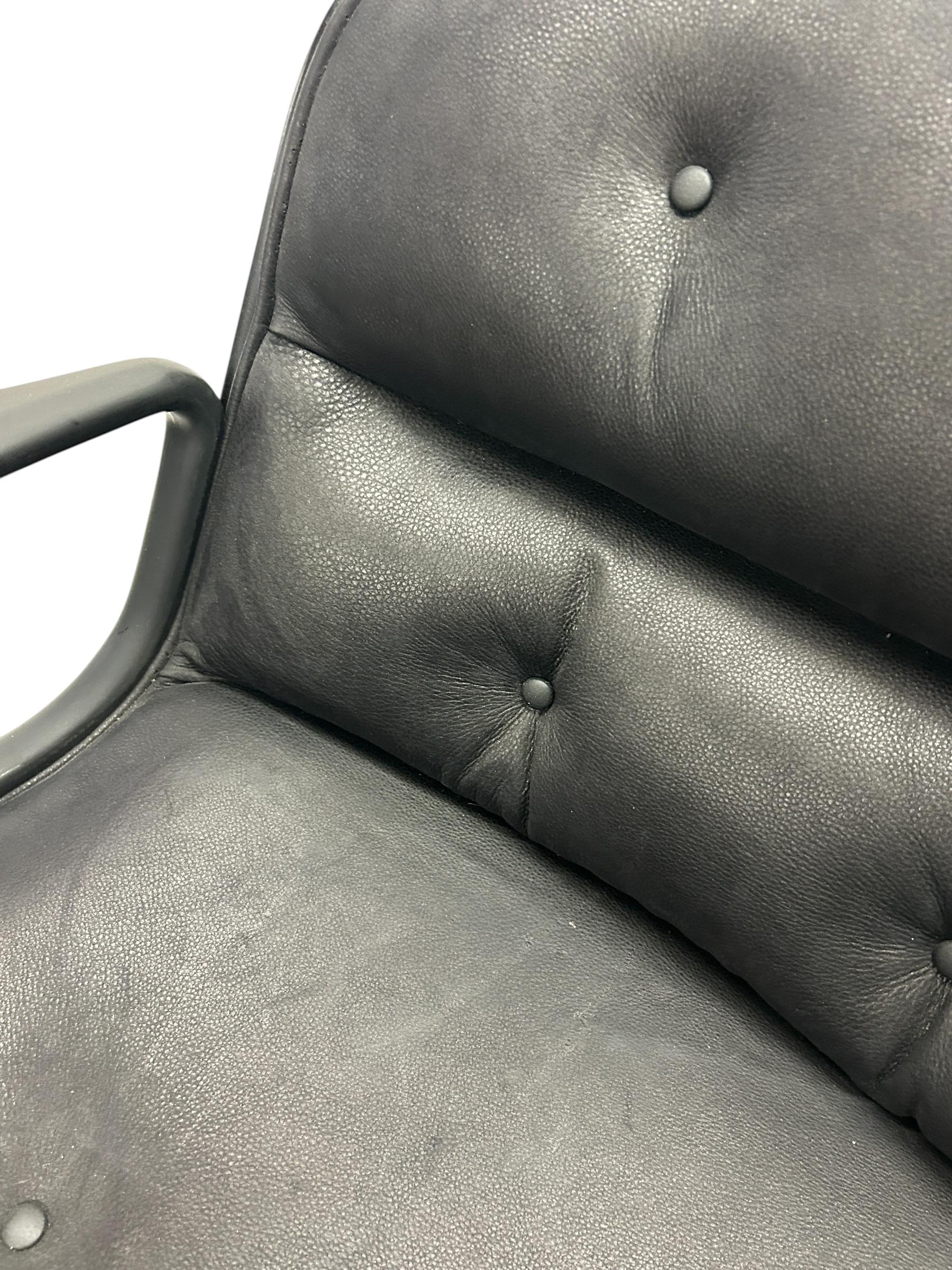 Fatto a mano Sedia direzionale Knoll Pollock in pelle scamosciata nera originale, struttura nera opaca in vendita
