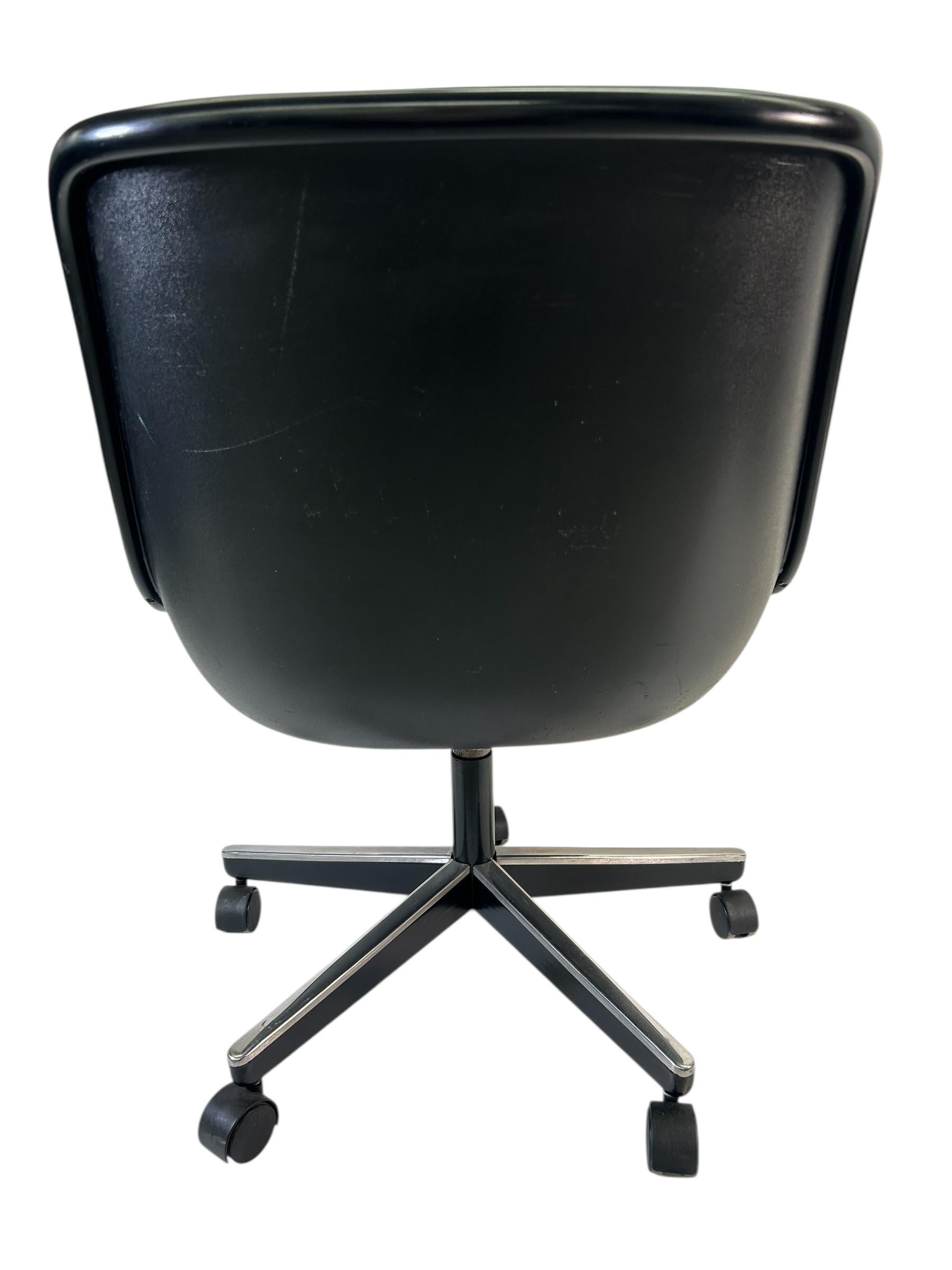 Fine XX secolo Sedia direzionale Knoll Pollock in pelle scamosciata nera originale, struttura nera opaca in vendita