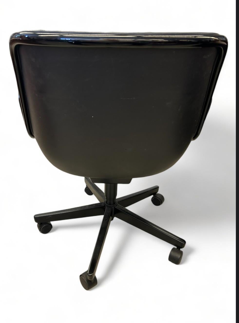 Knoll Pollock Executive Chair in Original Navy Blue, Leather, Matte Black Frame In Good Condition For Sale In Wilton, CT