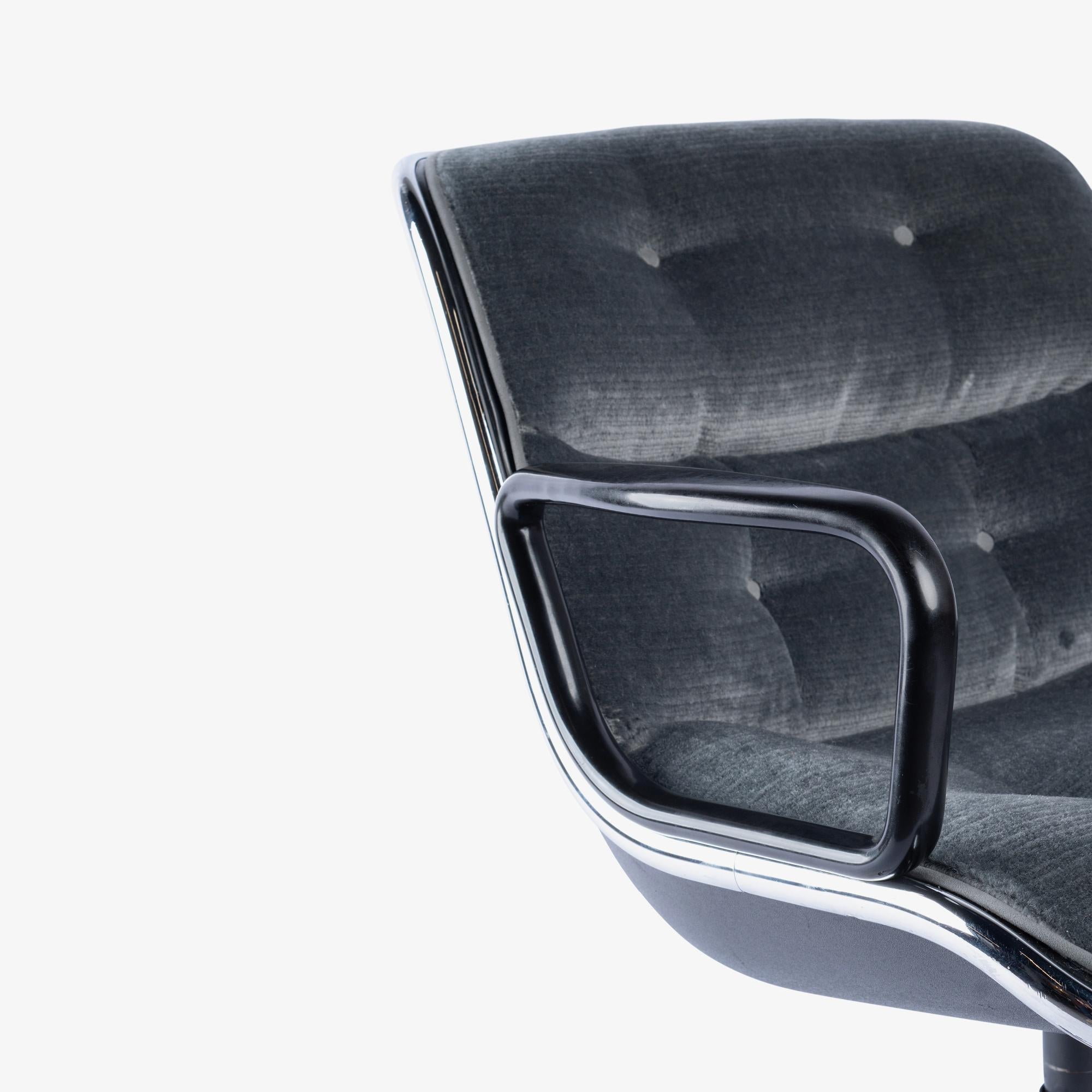 Knoll Pollock Executive Desk Bürostuhl in Gunmetal Gray Mohair im Angebot 3