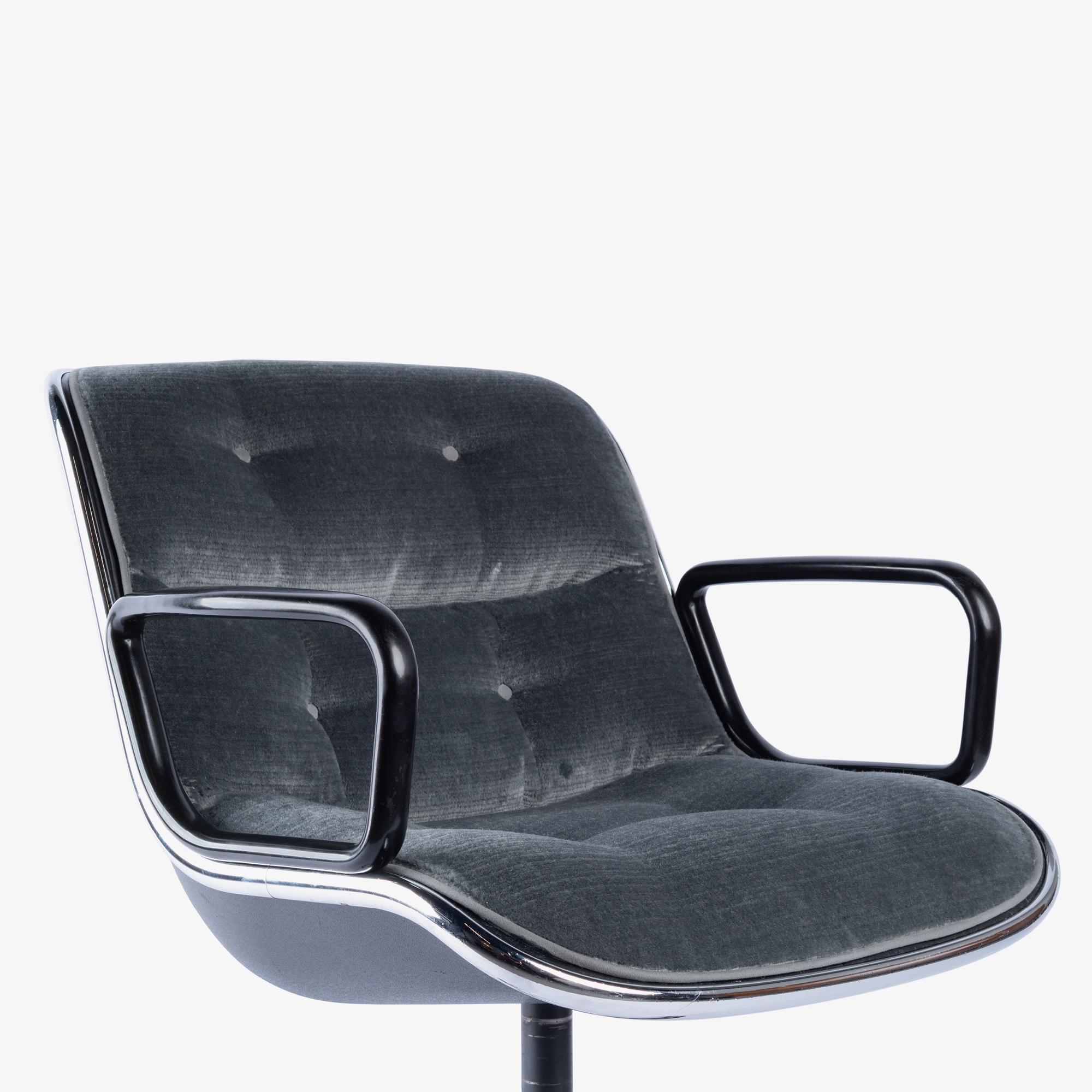 Knoll Pollock Executive Desk Bürostuhl in Gunmetal Gray Mohair im Angebot 4