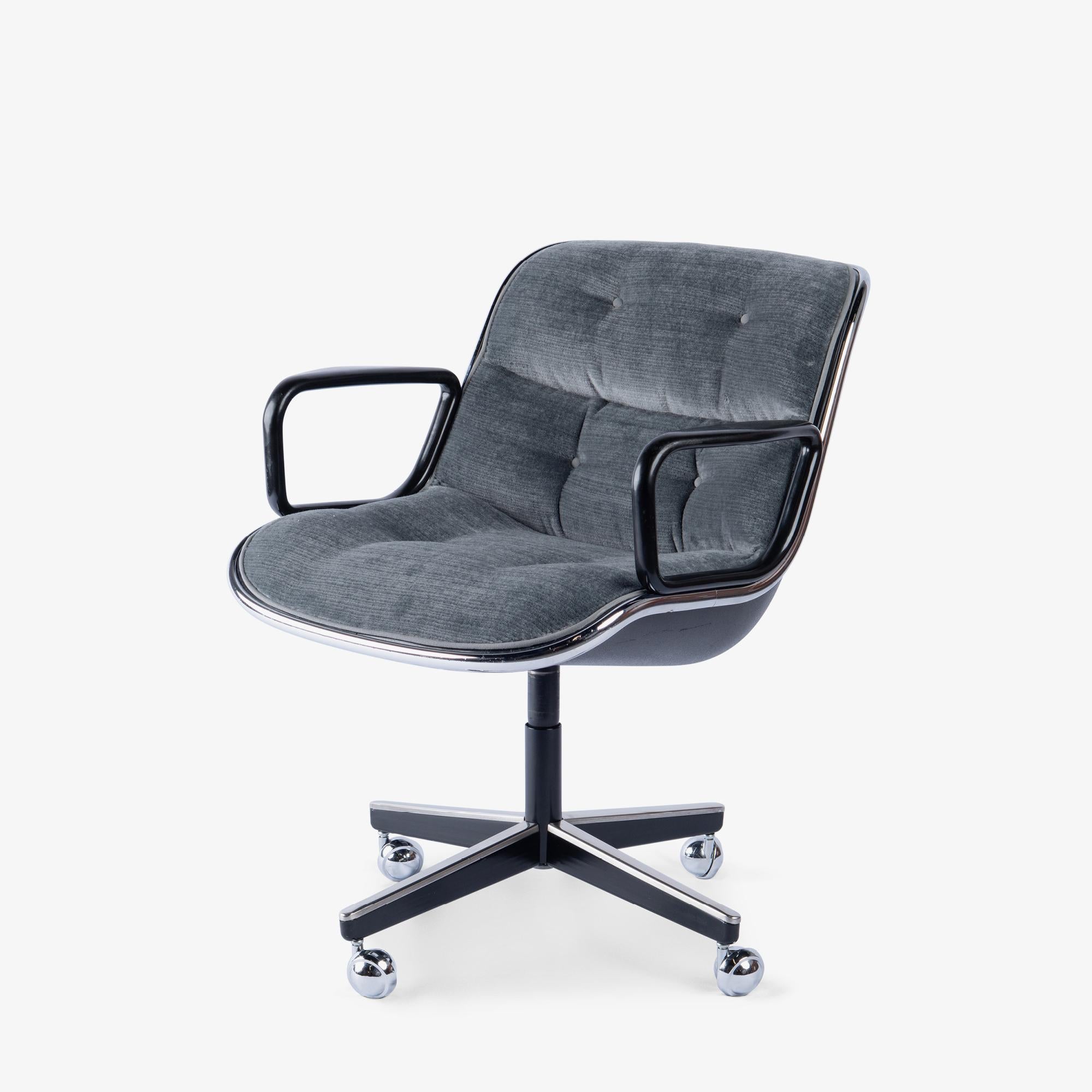 Obwohl nur eine Handvoll von Charles Pollocks Entwürfen für die Studio Collection'S von Knoll produziert wurden, sind die Stücke, die es in die Produktion geschafft haben, zu dauerhaften Ikonen des modernen Designs geworden. Diese Leistung zeugt von