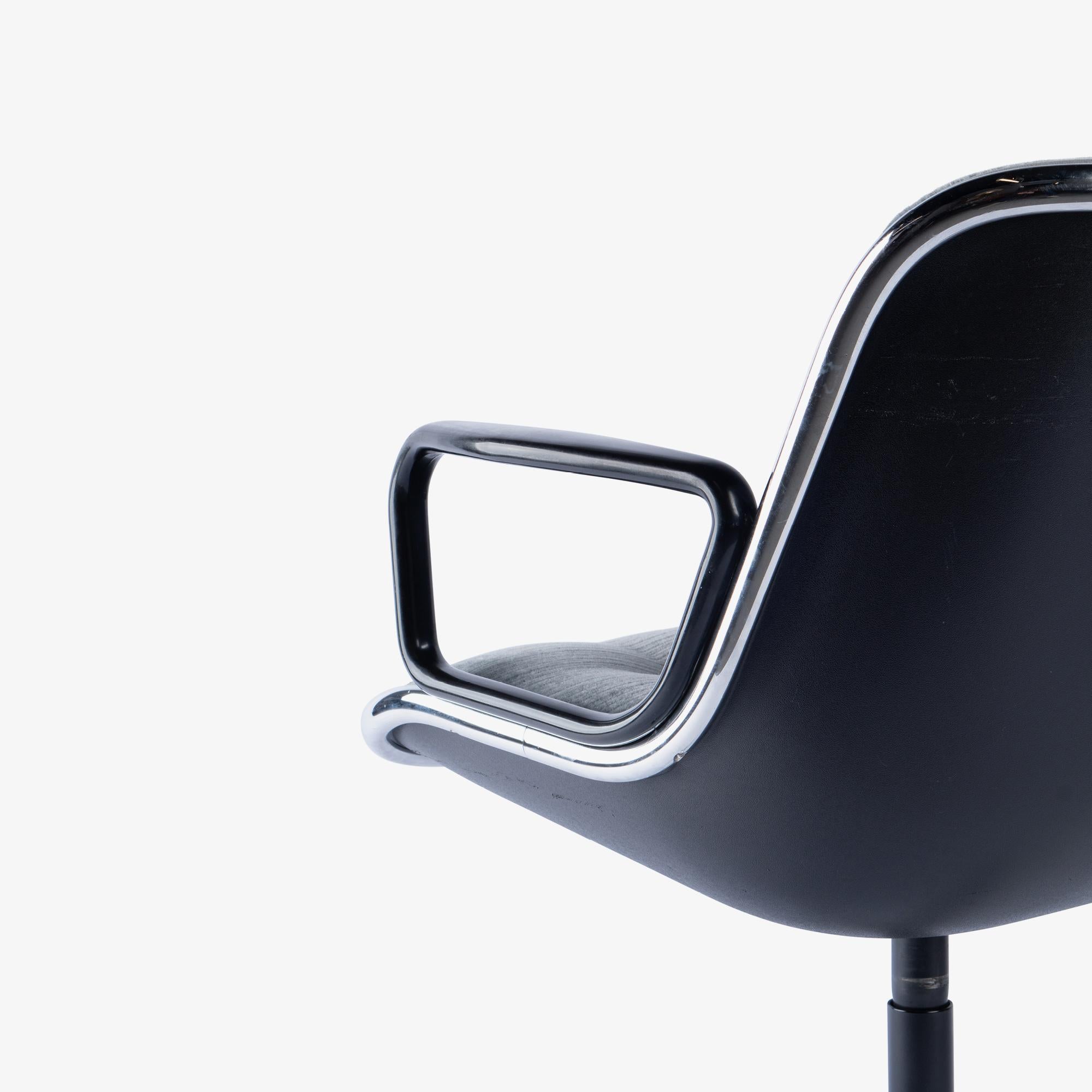 Knoll Pollock Executive Desk Bürostuhl in Gunmetal Gray Mohair (Aluminium) im Angebot