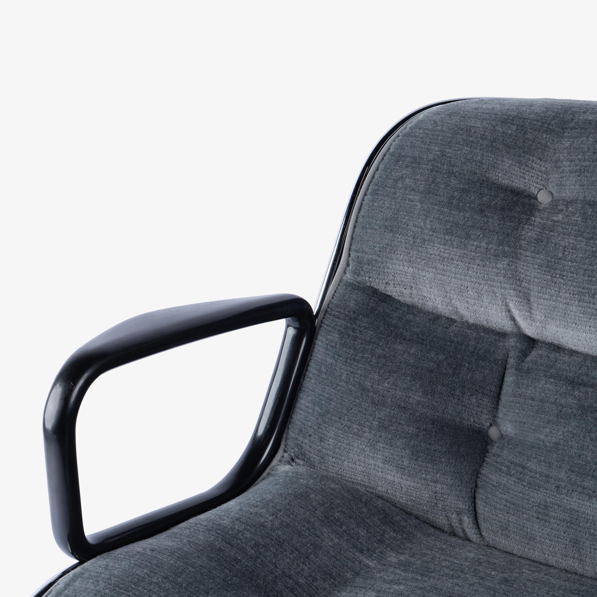 Knoll Pollock Executive Desk Bürostuhl in Gunmetal Gray Mohair im Angebot 1