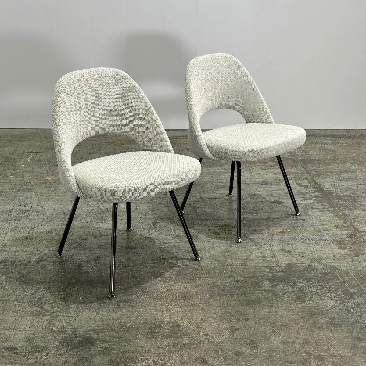 Voici les chaises de conférence Saarinen Relax de Knoll, un ensemble de deux chaises luxueuses et sophistiquées parfaites pour tout bureau ou salle de réunion. Conçues par le célèbre architecte Eero Saarinen, ces chaises présentent une silhouette