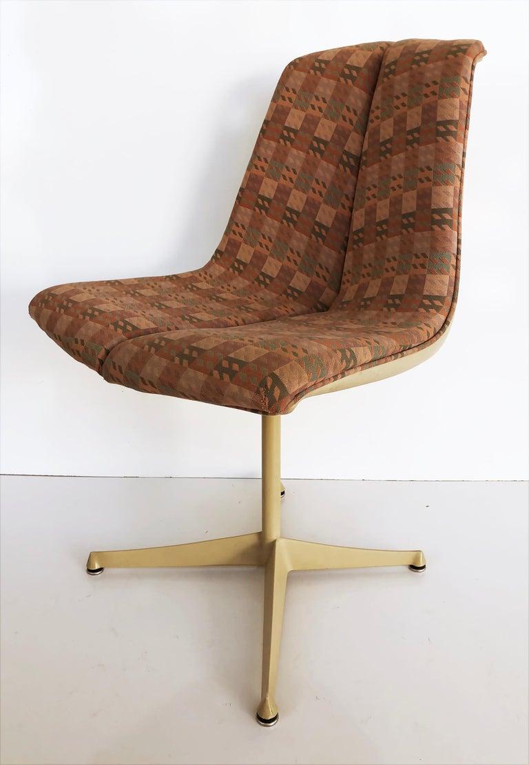 Knoll Richard Schultz Mid-century Fiberglass Swivel Chair

Offered for sale is a Knoll Associates fiberglass swivel chair with upholstered seat cushions. The chair consists of a fiberglass frame raised on a painted metal base. The chair is
