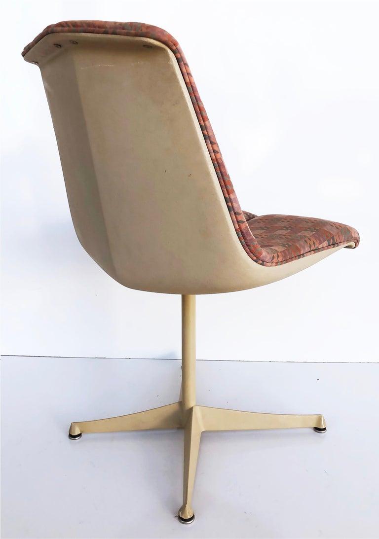 Mid-Century Modern Knoll Richard Schultz Mid-century Fiberglass Swivel Chair (chaise pivotante en fibre de verre) en vente