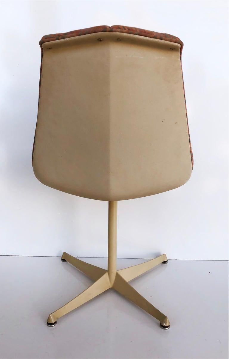 Américain Knoll Richard Schultz Mid-century Fiberglass Swivel Chair (chaise pivotante en fibre de verre) en vente