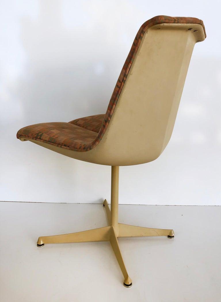 Knoll Richard Schultz Mid-century Fiberglass Swivel Chair In Good Condition For Sale In Miami, FL